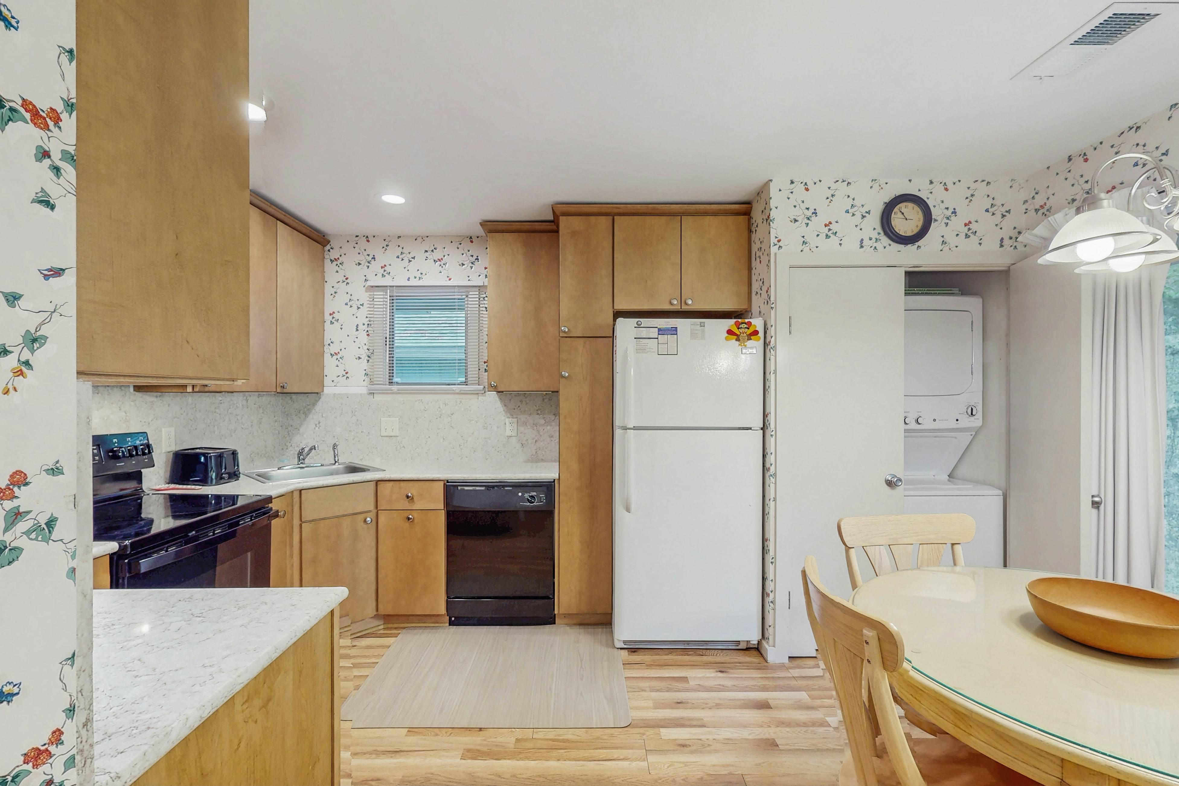 Scenic-view cottage with sunroom, deck, kitchen & pool - close to beach & golf