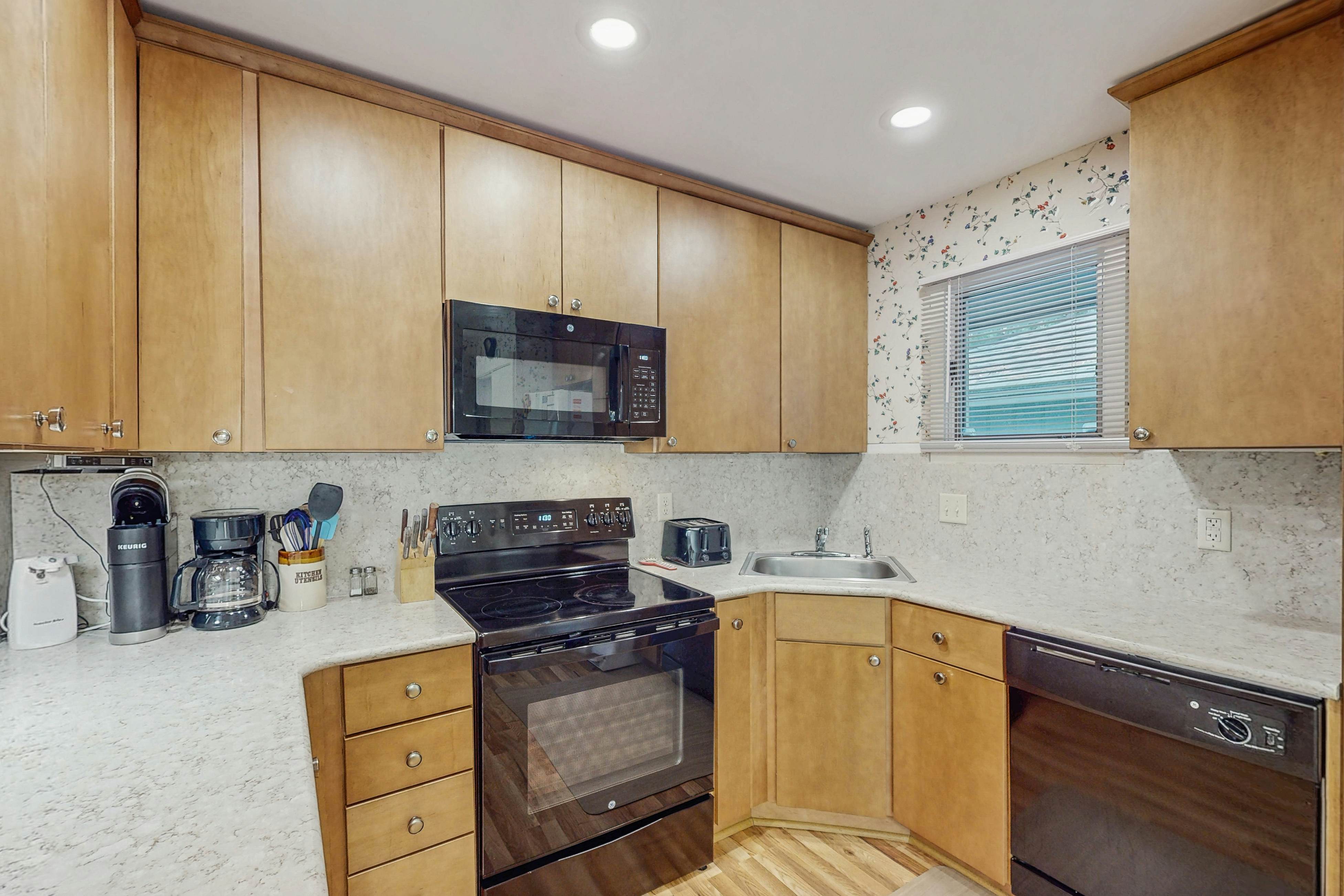 Scenic-view cottage with sunroom, deck, kitchen & pool - close to beach & golf