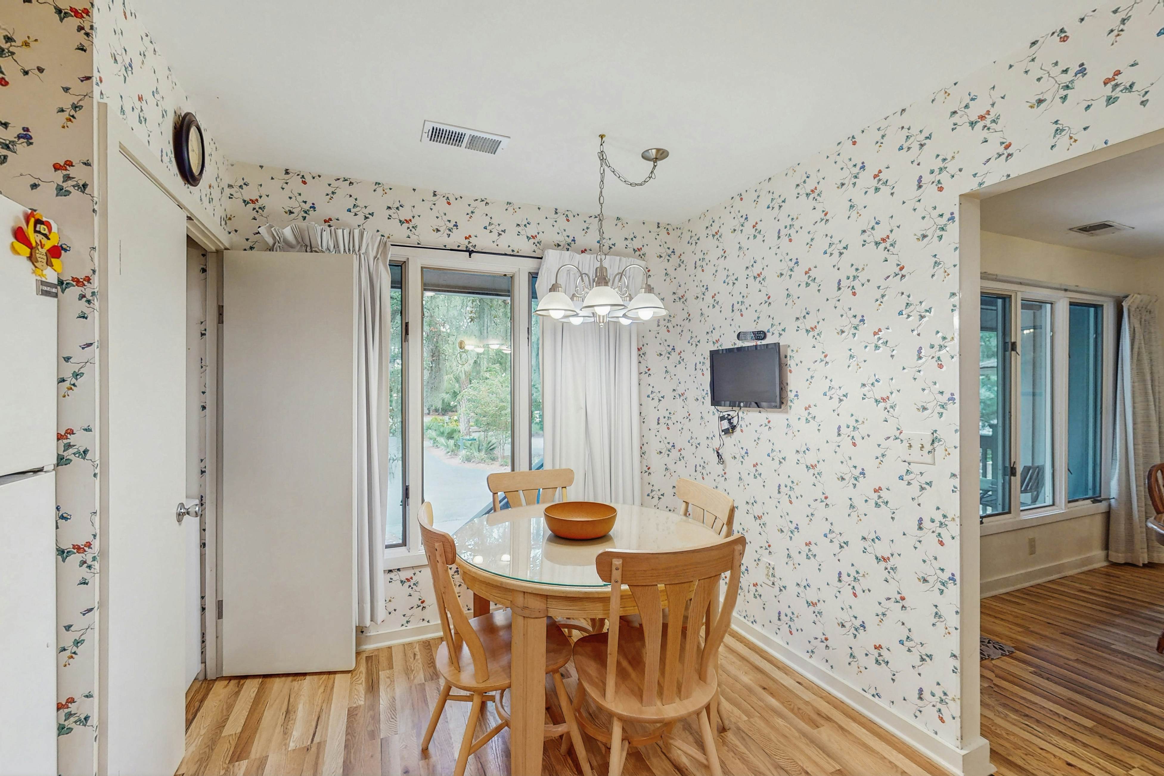 Scenic-view cottage with sunroom, deck, kitchen & pool - close to beach & golf