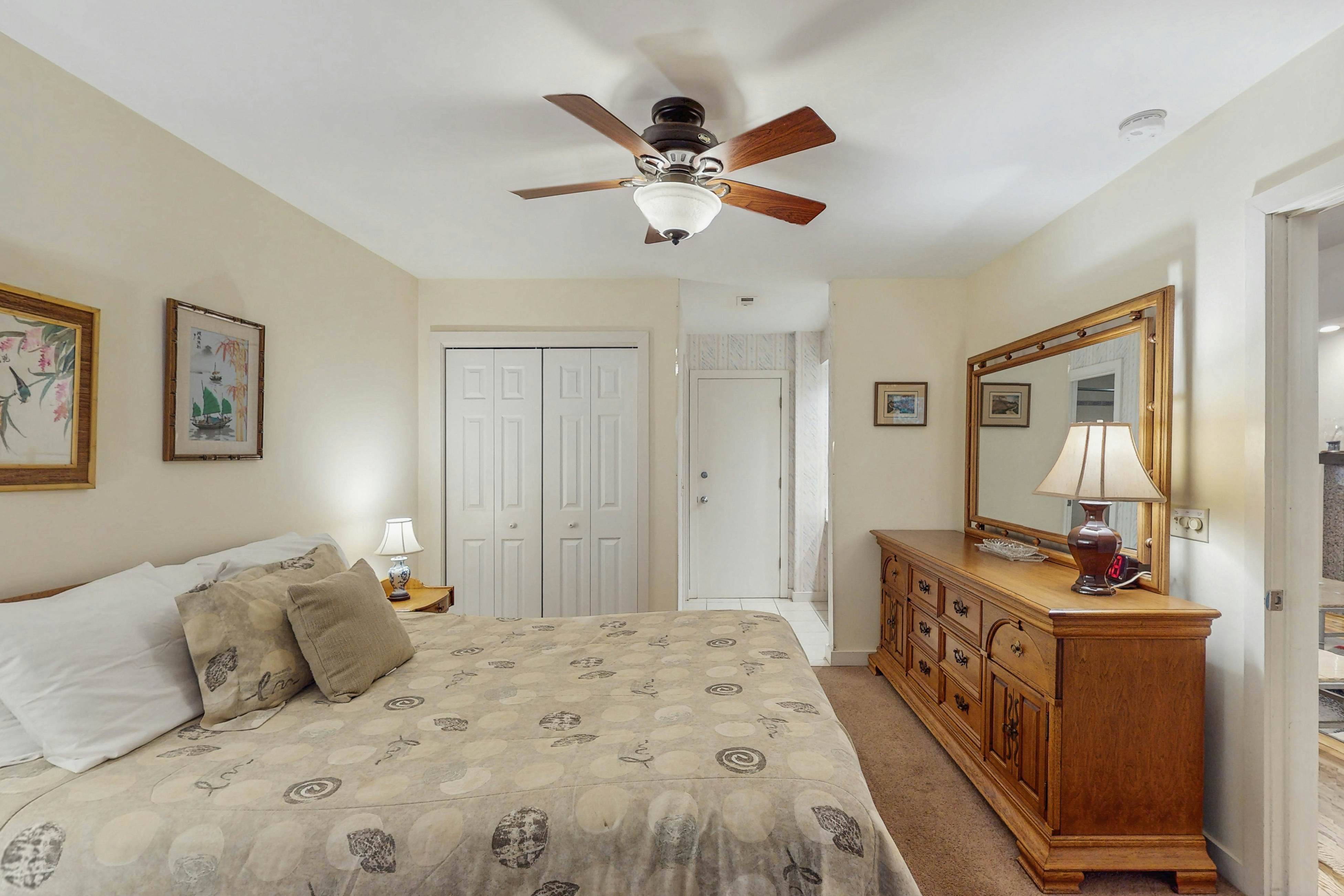 Scenic-view cottage with sunroom, deck, kitchen & pool - close to beach & golf