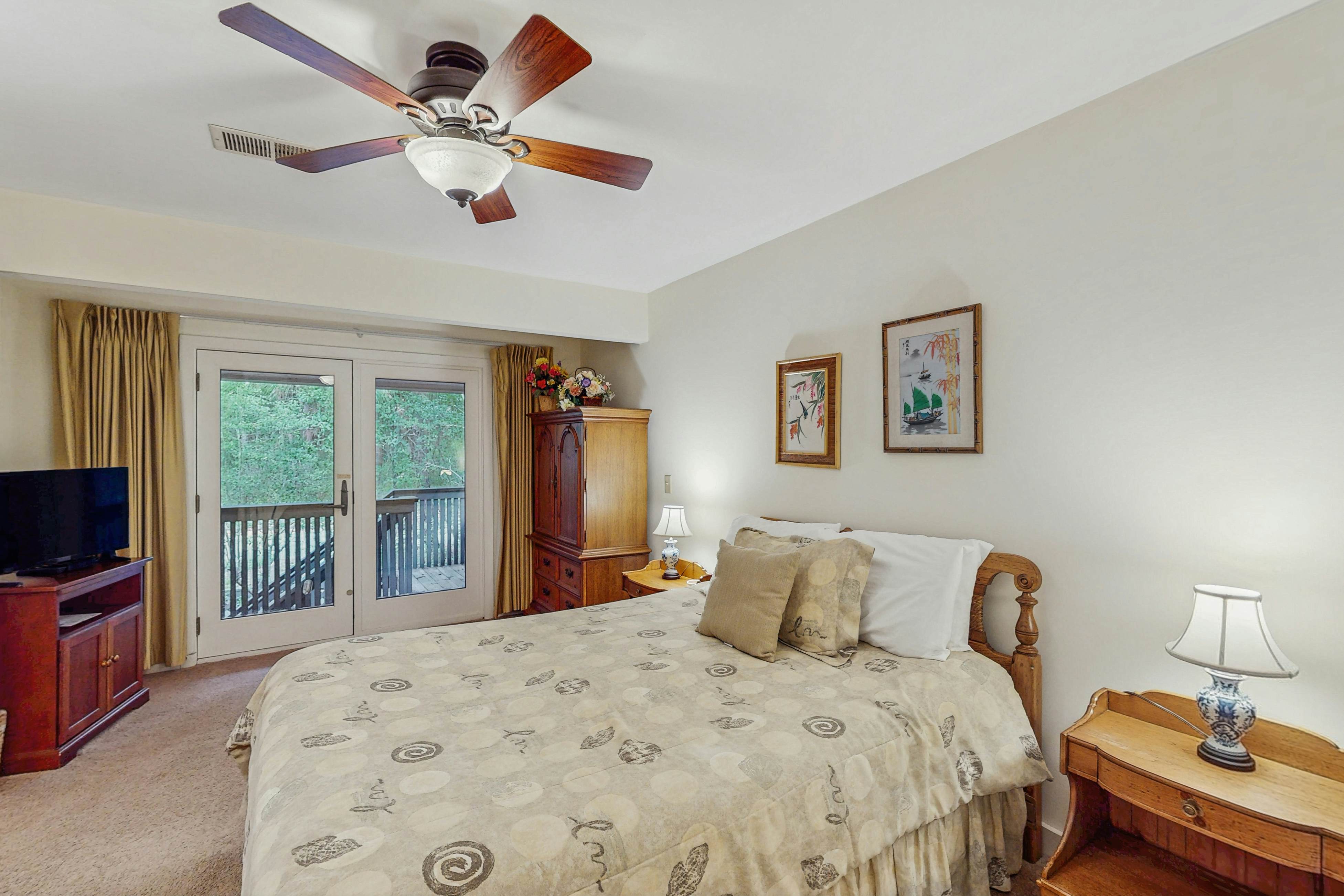 Scenic-view cottage with sunroom, deck, kitchen & pool - close to beach & golf