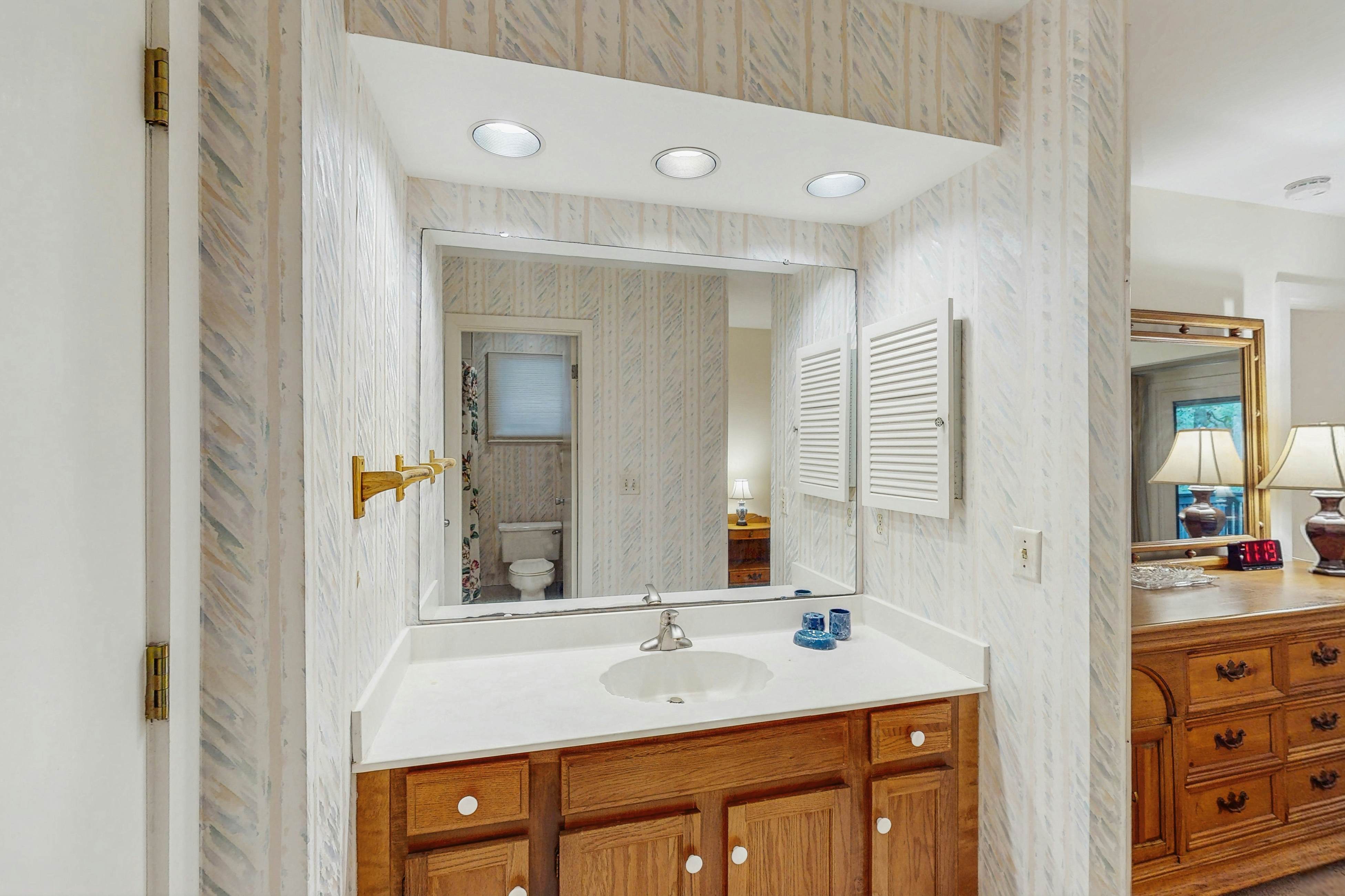 Scenic-view cottage with sunroom, deck, kitchen & pool - close to beach & golf