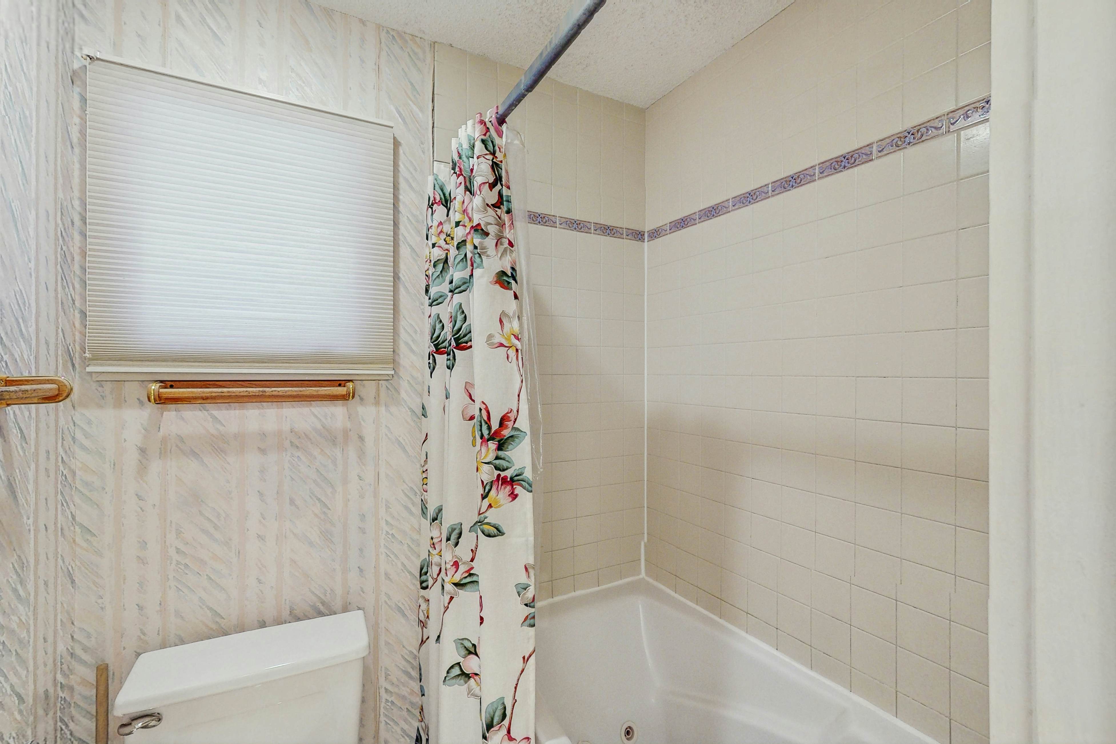 Scenic-view cottage with sunroom, deck, kitchen & pool - close to beach & golf