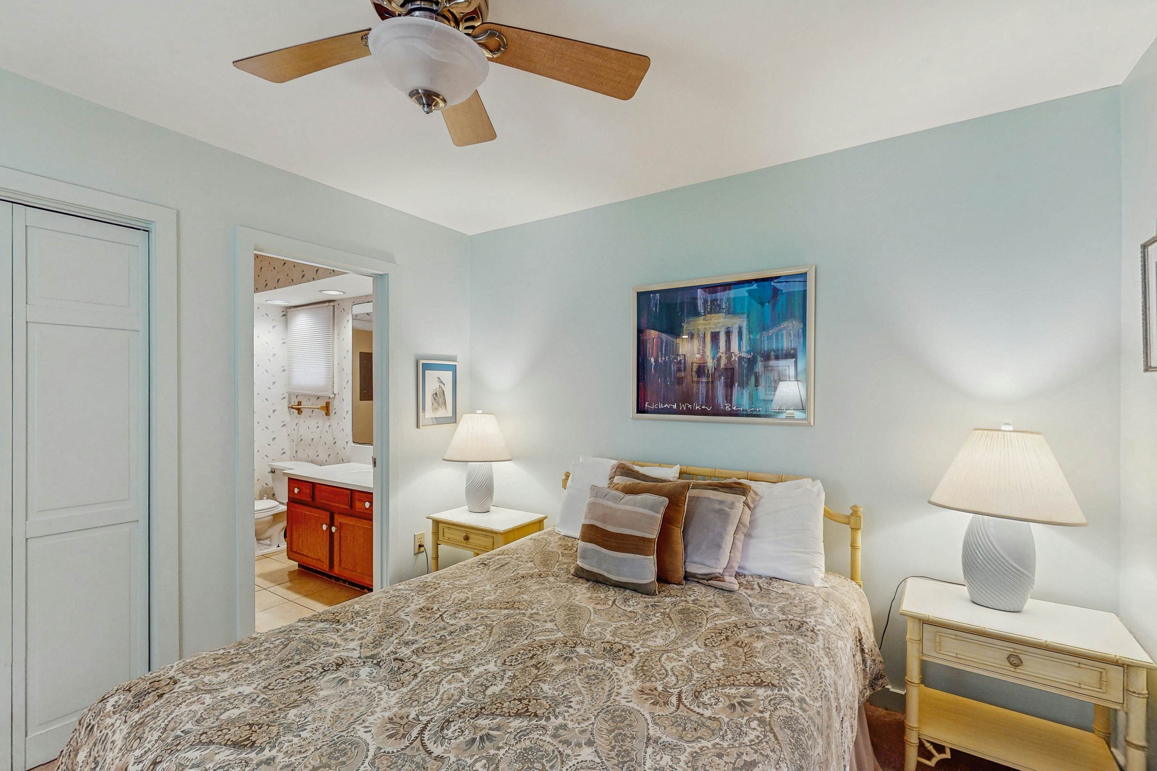 Scenic-view cottage with sunroom, deck, kitchen & pool - close to beach & golf