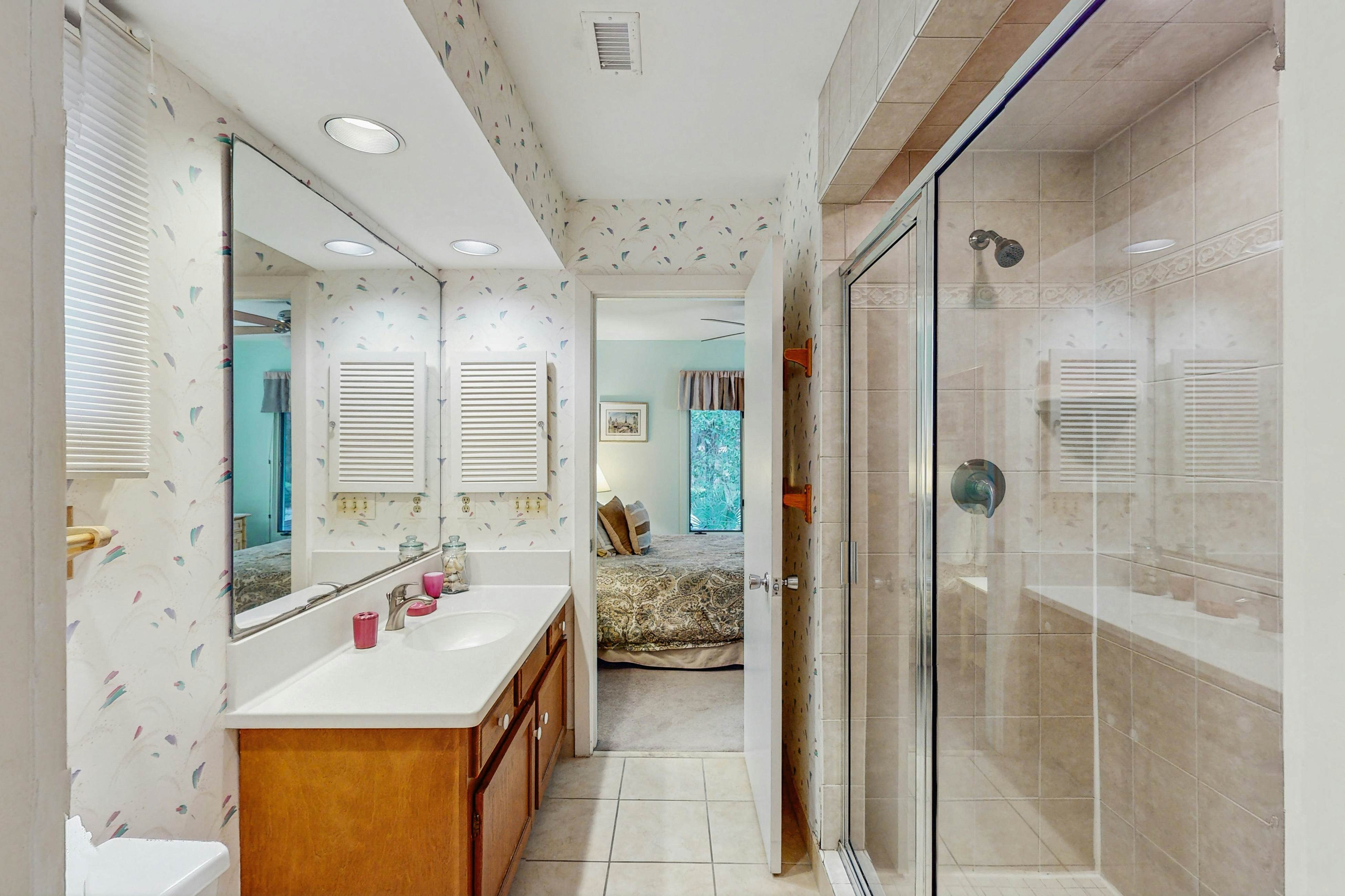 Scenic-view cottage with sunroom, deck, kitchen & pool - close to beach & golf