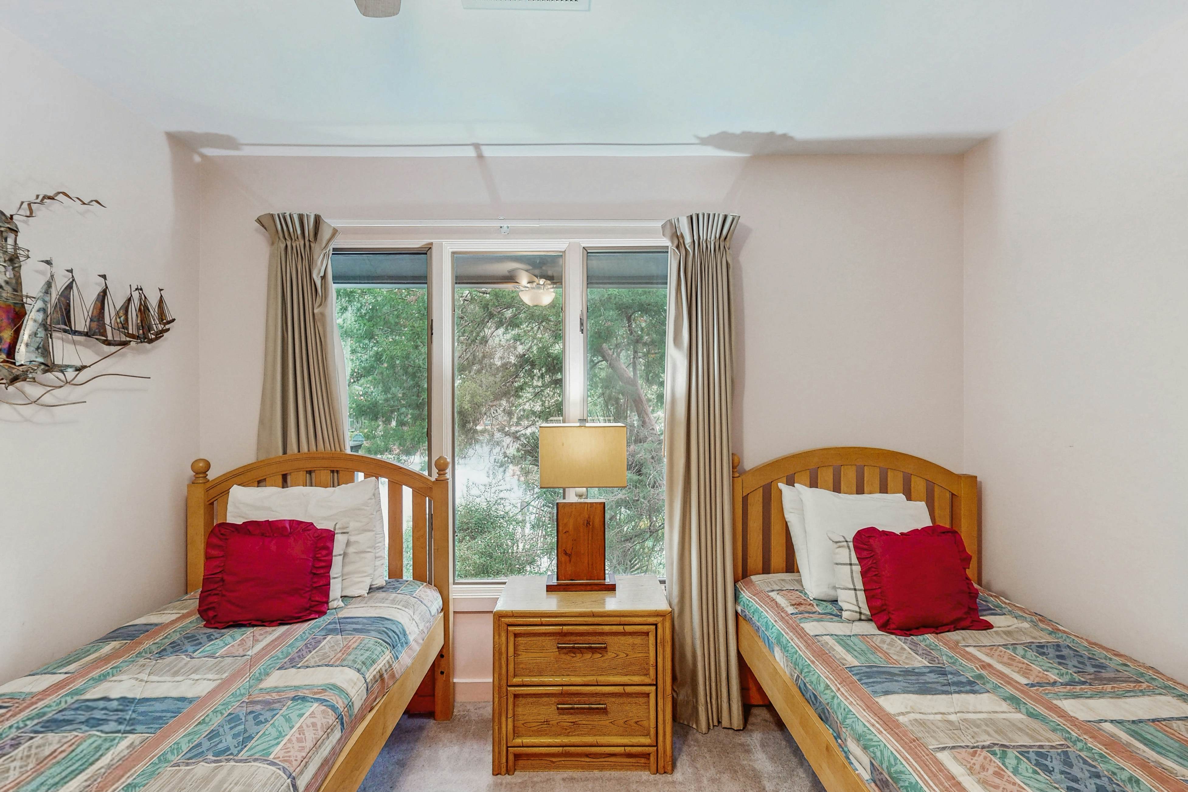 Scenic-view cottage with sunroom, deck, kitchen & pool - close to beach & golf