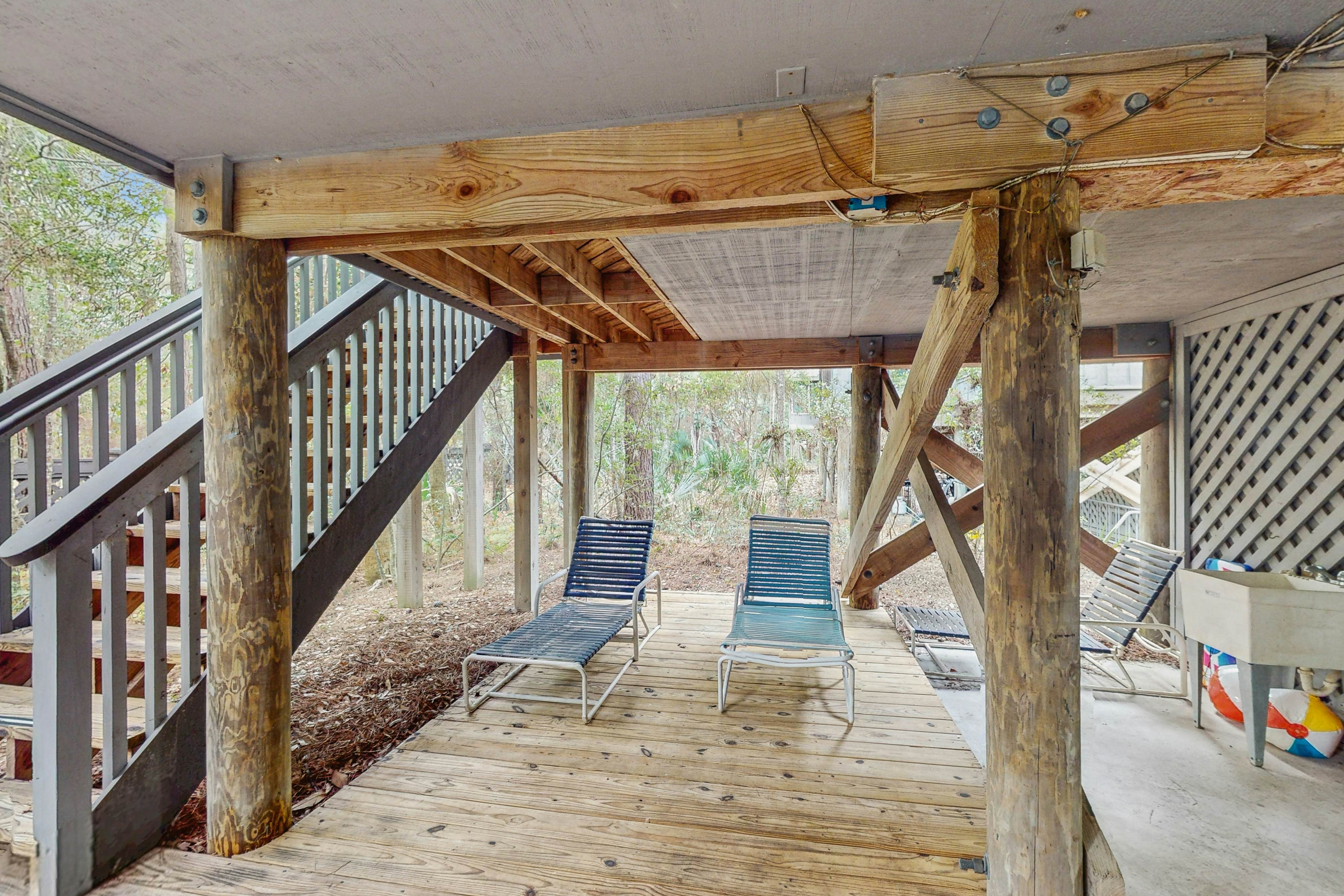 Scenic-view cottage with sunroom, deck, kitchen & pool - close to beach & golf