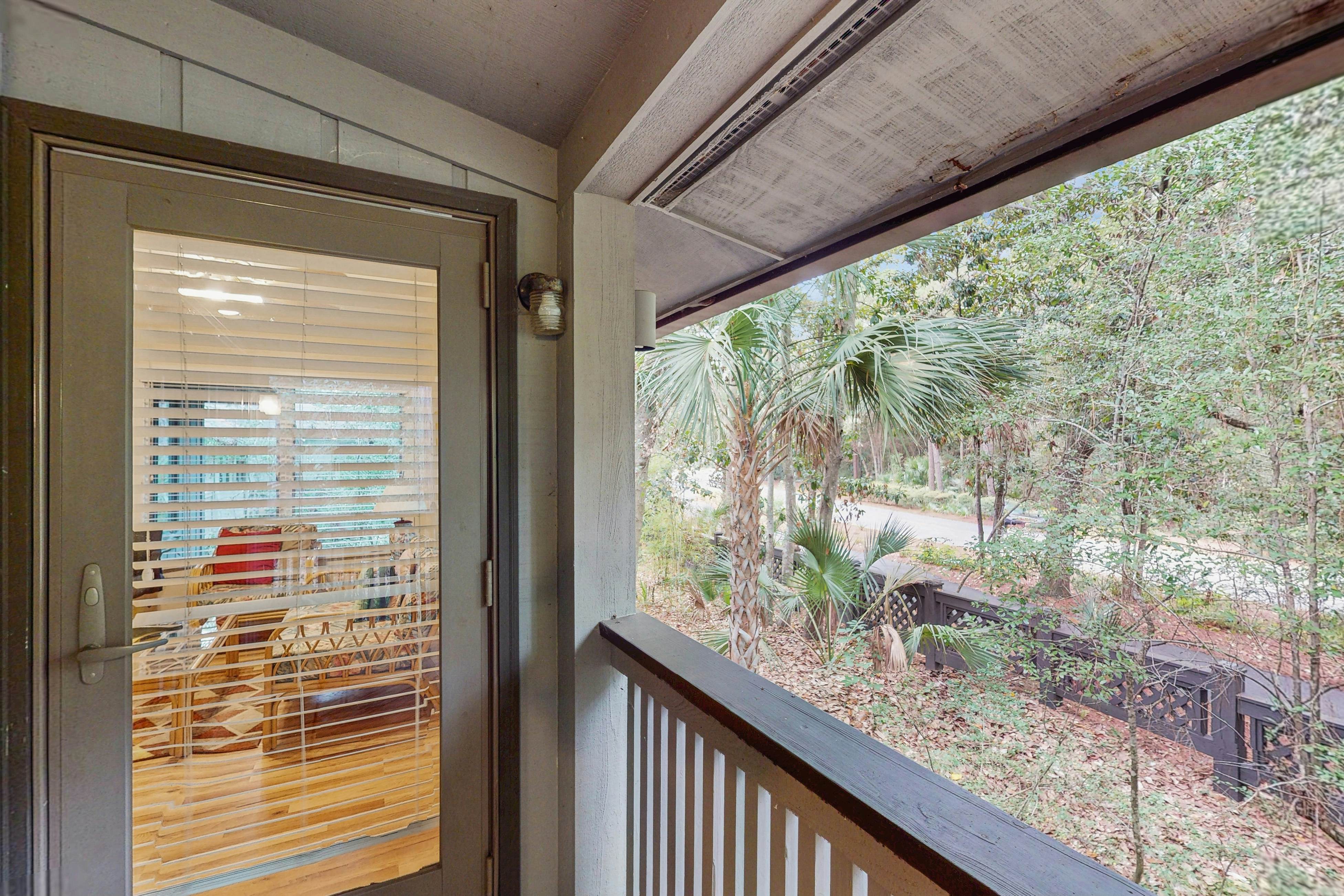 Scenic-view cottage with sunroom, deck, kitchen & pool - close to beach & golf