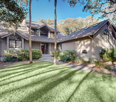 Private home with large deck and views of a lagoon – walk or bike to the beach