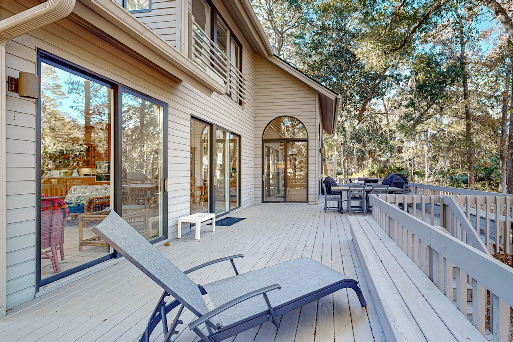 Private home with large deck and views of a lagoon – walk or bike to the beach