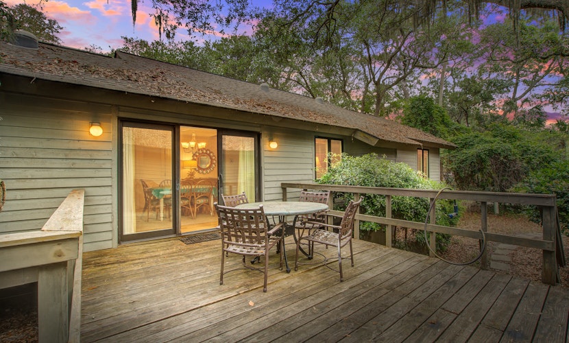 Cottage with natural wooded view - walking distance to beach/ lots of trails