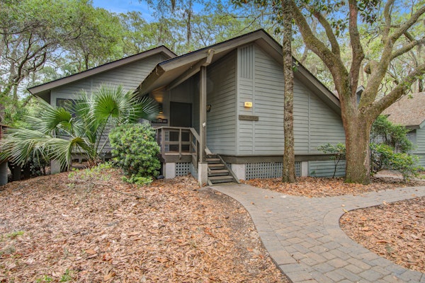 Cottage with natural wooded view - walking distance to beach/ lots of trails