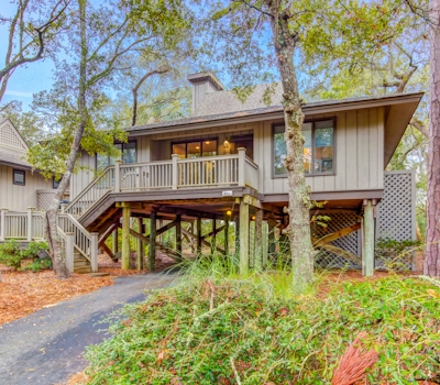 Scenic view cottage w/ Free Wifi - just a short walk to the beach & park