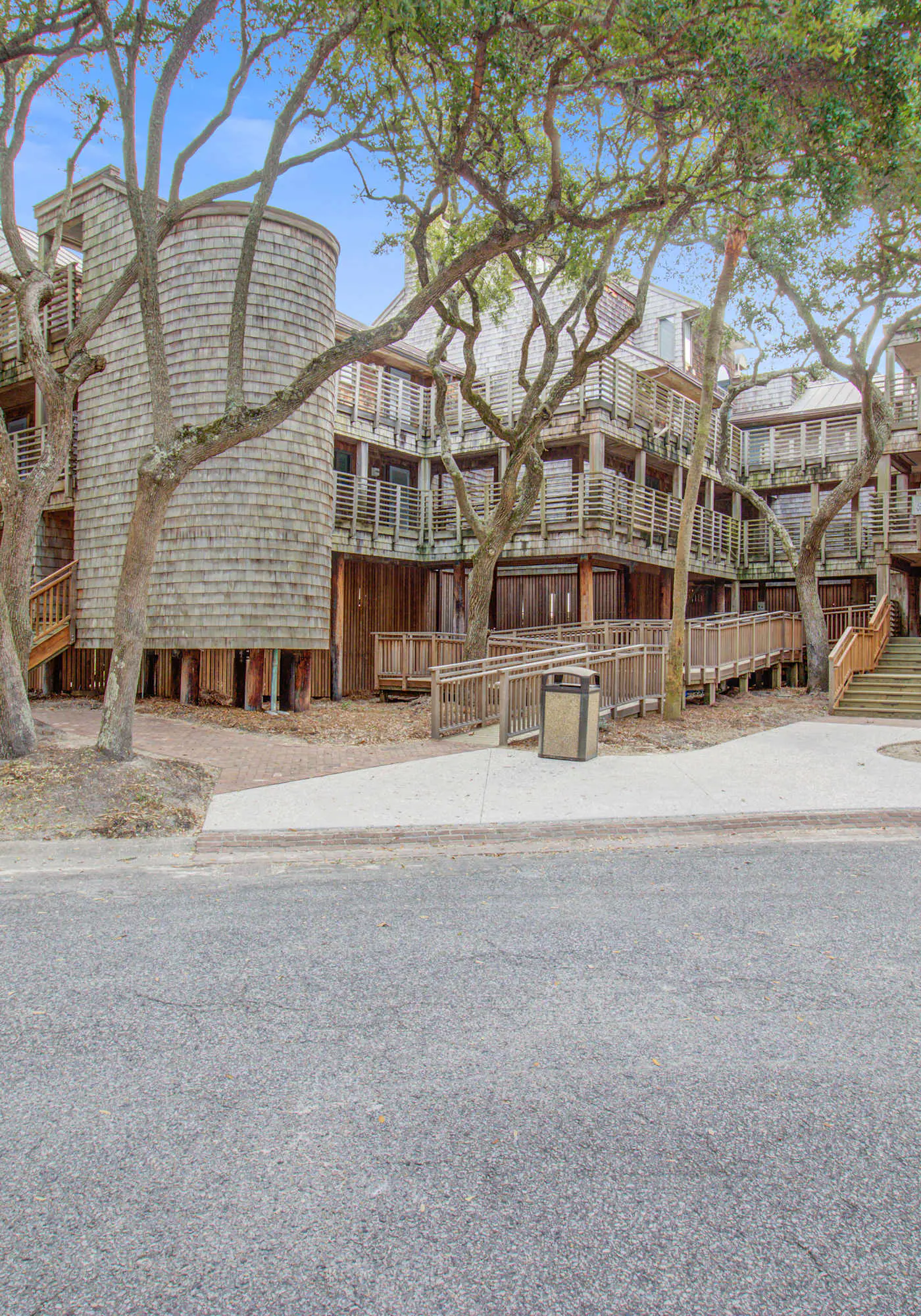 Second floor oceanfront villa with deck & full kitchen super close to the beach