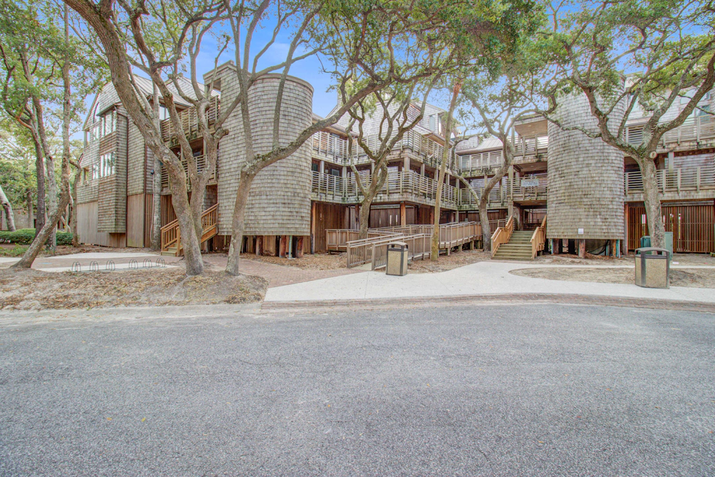 Second floor oceanfront villa with deck & full kitchen super close to the beach