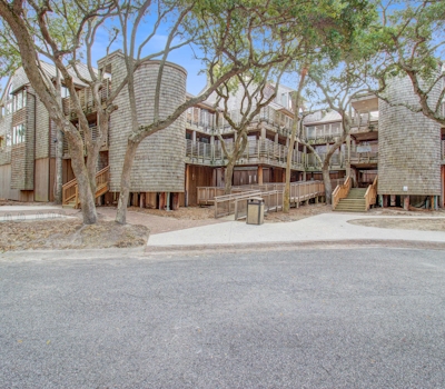 Second floor oceanfront villa with deck & full kitchen super close to the beach