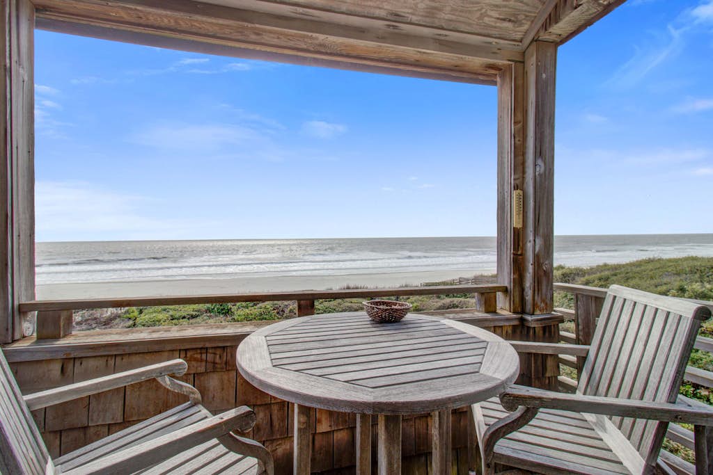 Second floor oceanfront villa with deck & full kitchen super close to the beach