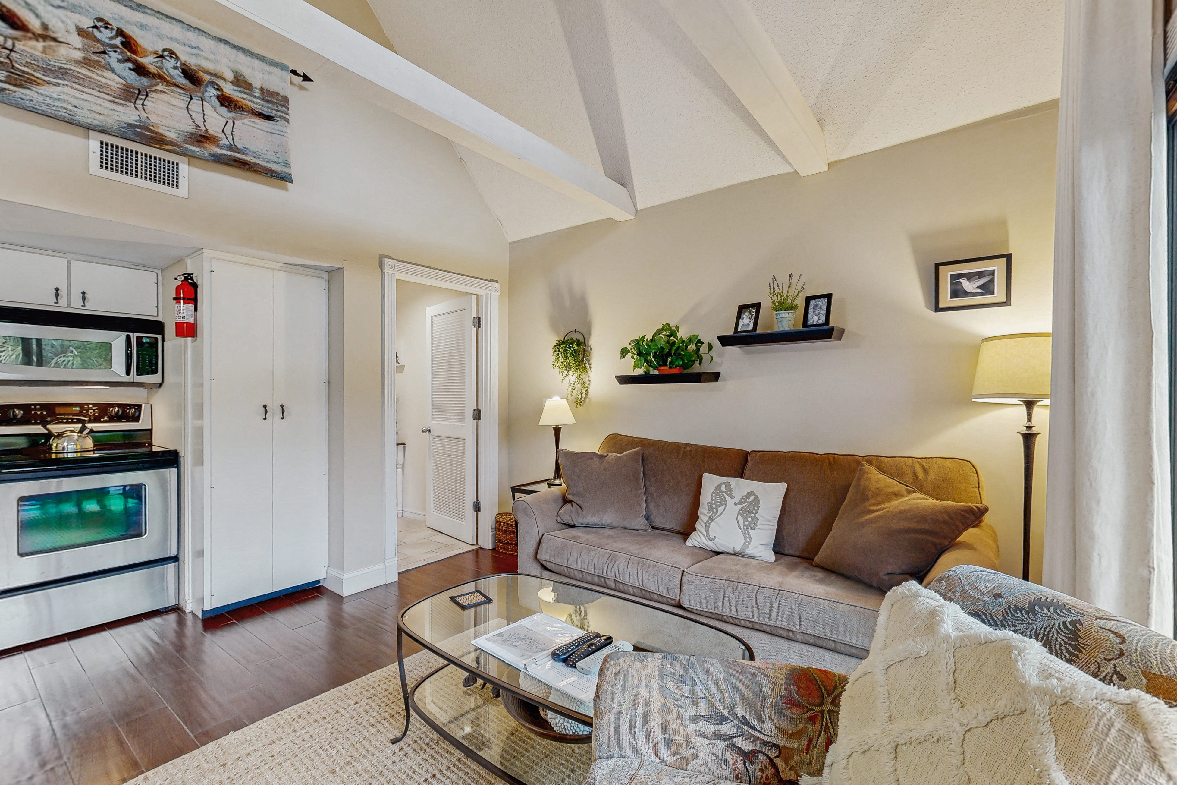 Second-floor villa with great lagoon views - steps from the beach