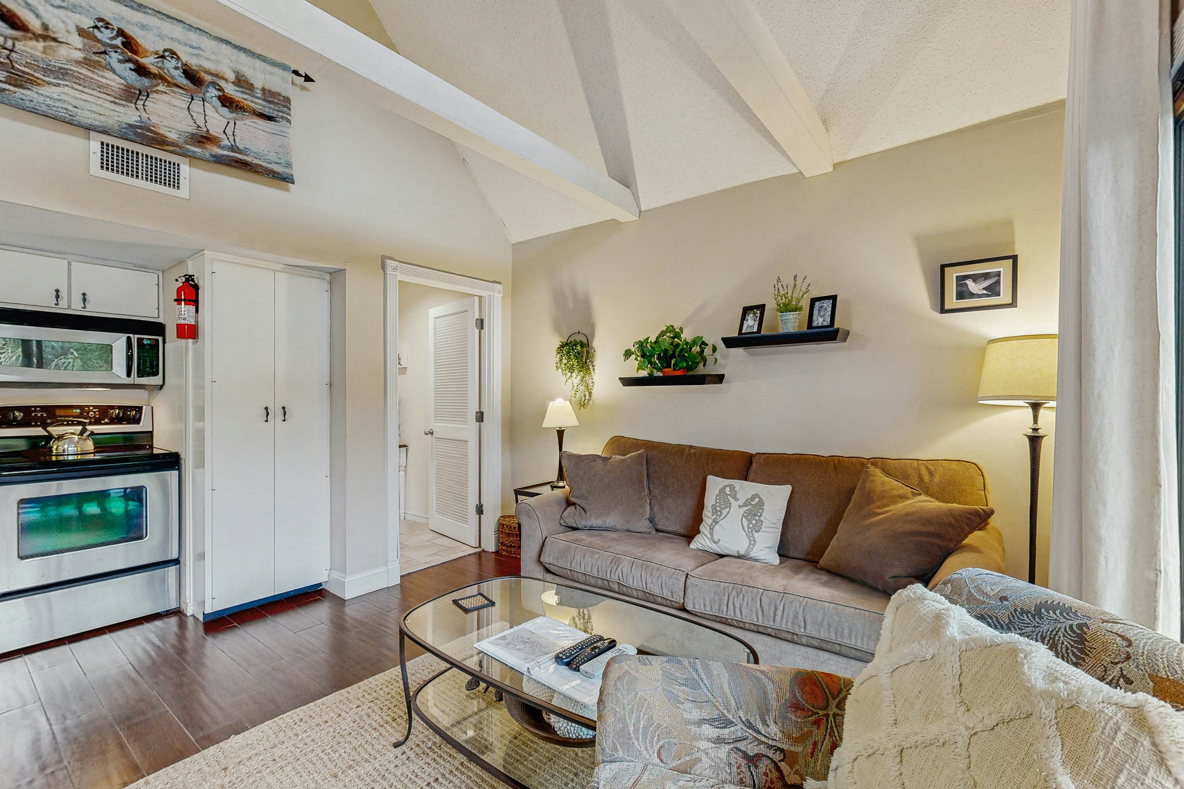 Second-floor villa with great lagoon views - steps from the beach