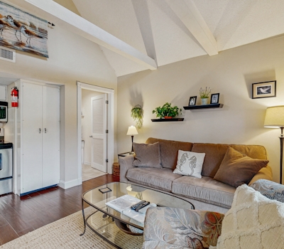 Second-floor villa with great lagoon views - steps from the beach