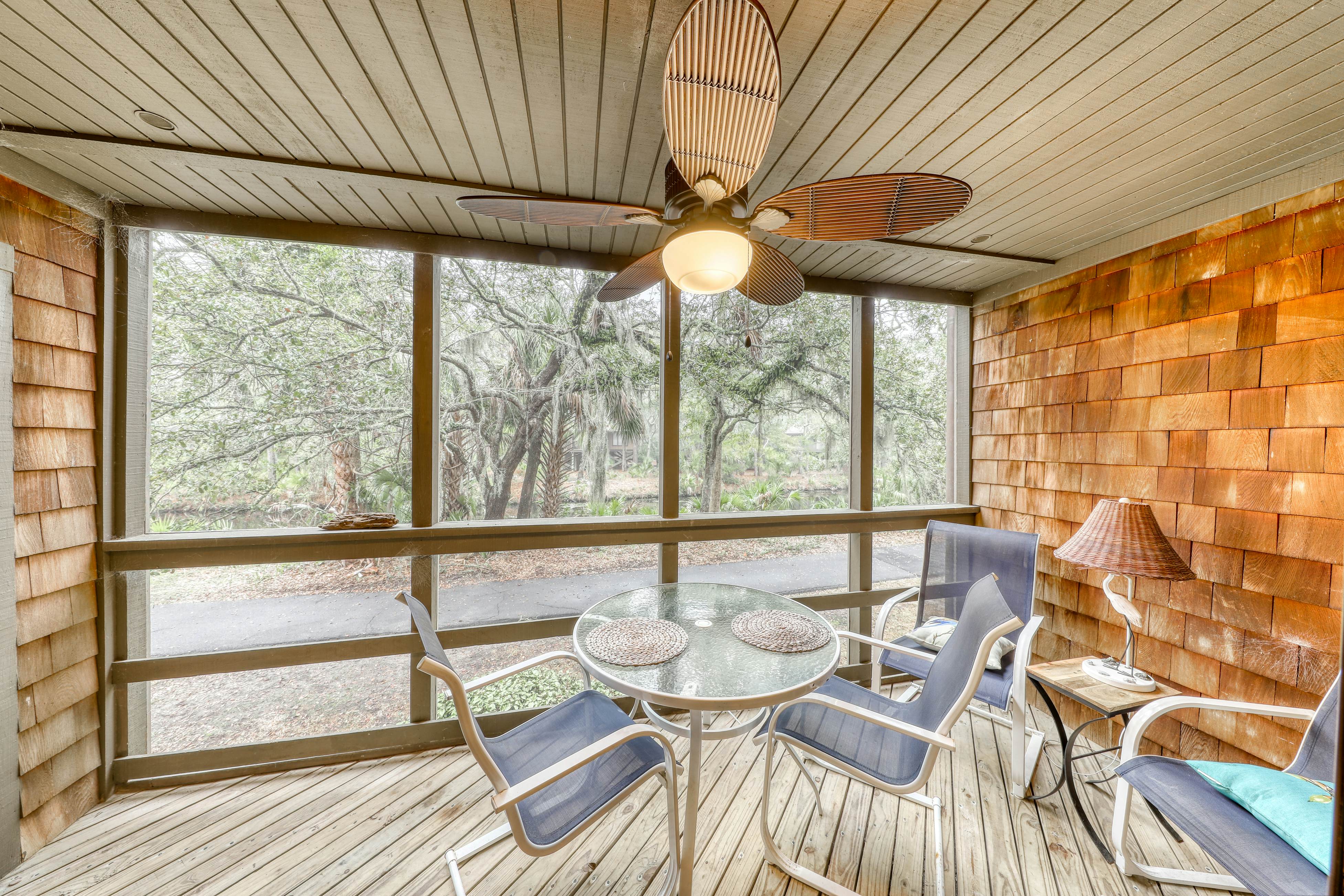 Well-equipped Condo with Screened Porch & Lake View - Near Beach, Dogs Welcome