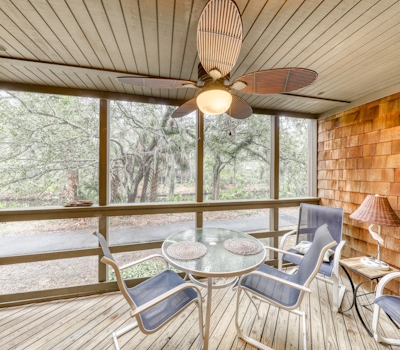 Well-equipped Condo with Screened Porch & Lake View - Near Beach, Dogs Welcome