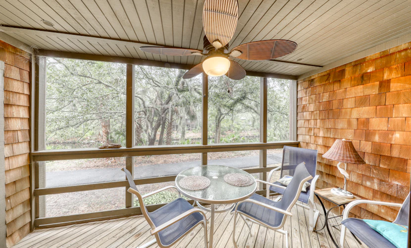 Well-equipped Condo with Screened Porch & Lake View - Near Beach, Dogs Welcome