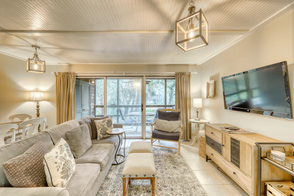 Well-equipped Condo with Screened Porch & Lake View - Near Beach, Dogs Welcome