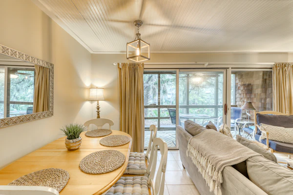Well-equipped Condo with Screened Porch & Lake View - Near Beach, Dogs Welcome