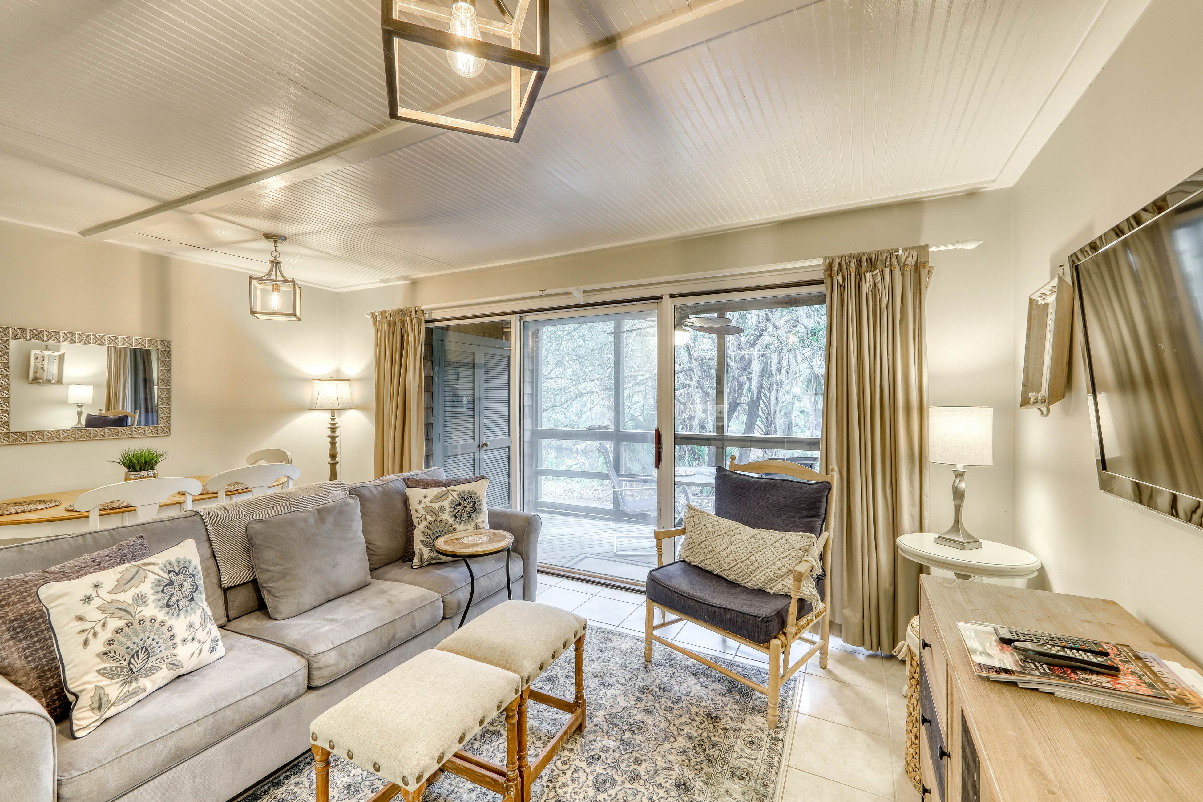 Well-equipped Condo with Screened Porch & Lake View - Near Beach, Dogs Welcome