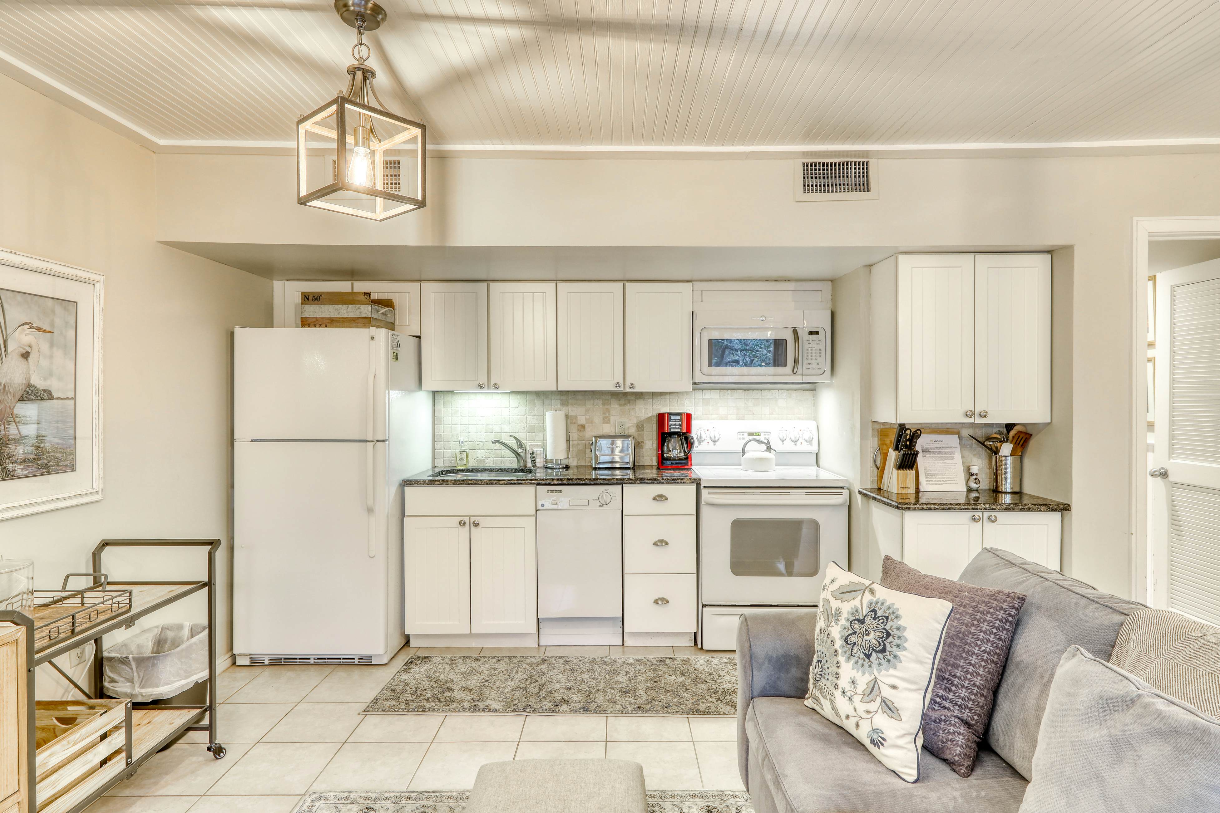 Well-equipped Condo with Screened Porch & Lake View - Near Beach, Dogs Welcome