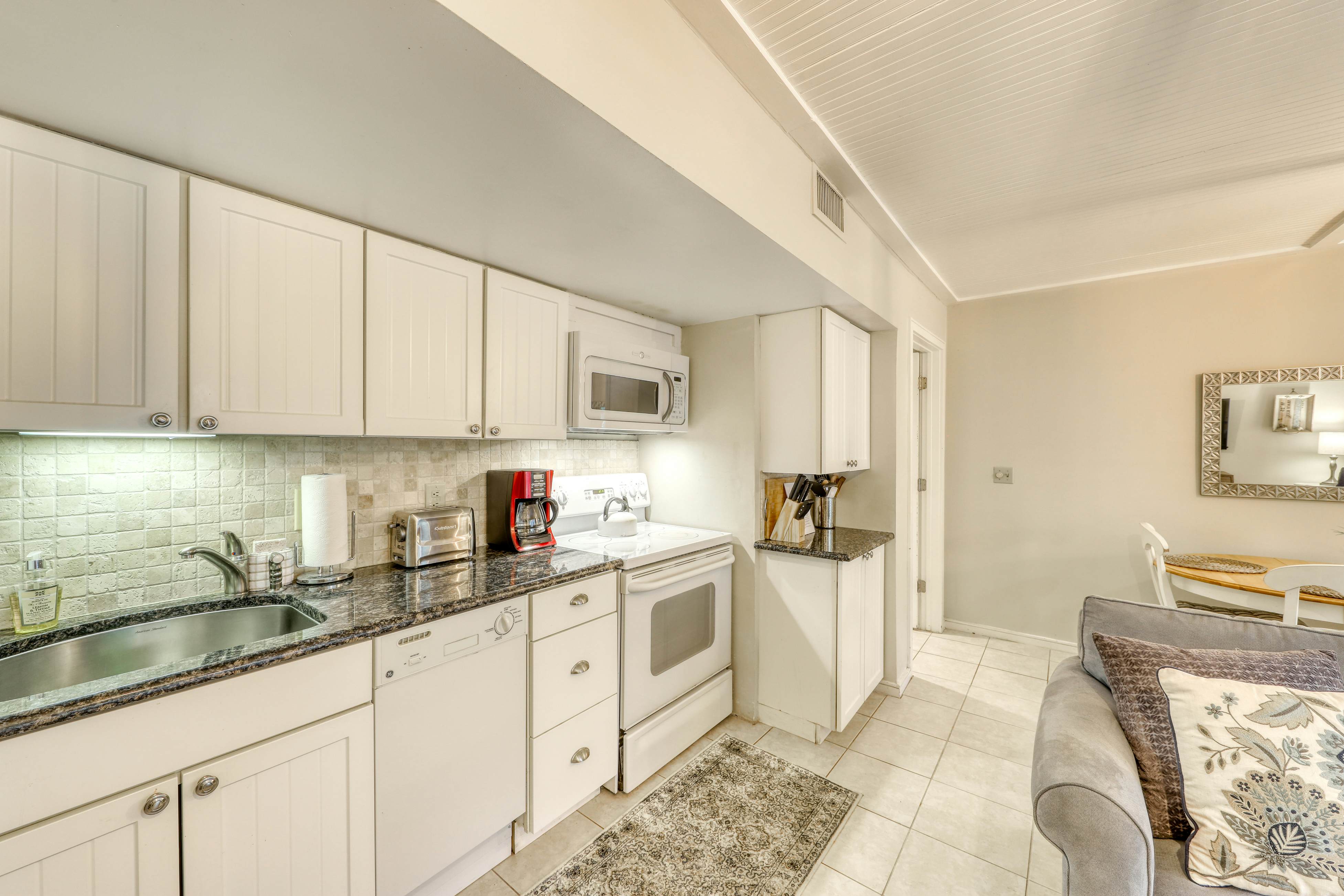 Well-equipped Condo with Screened Porch & Lake View - Near Beach, Dogs Welcome