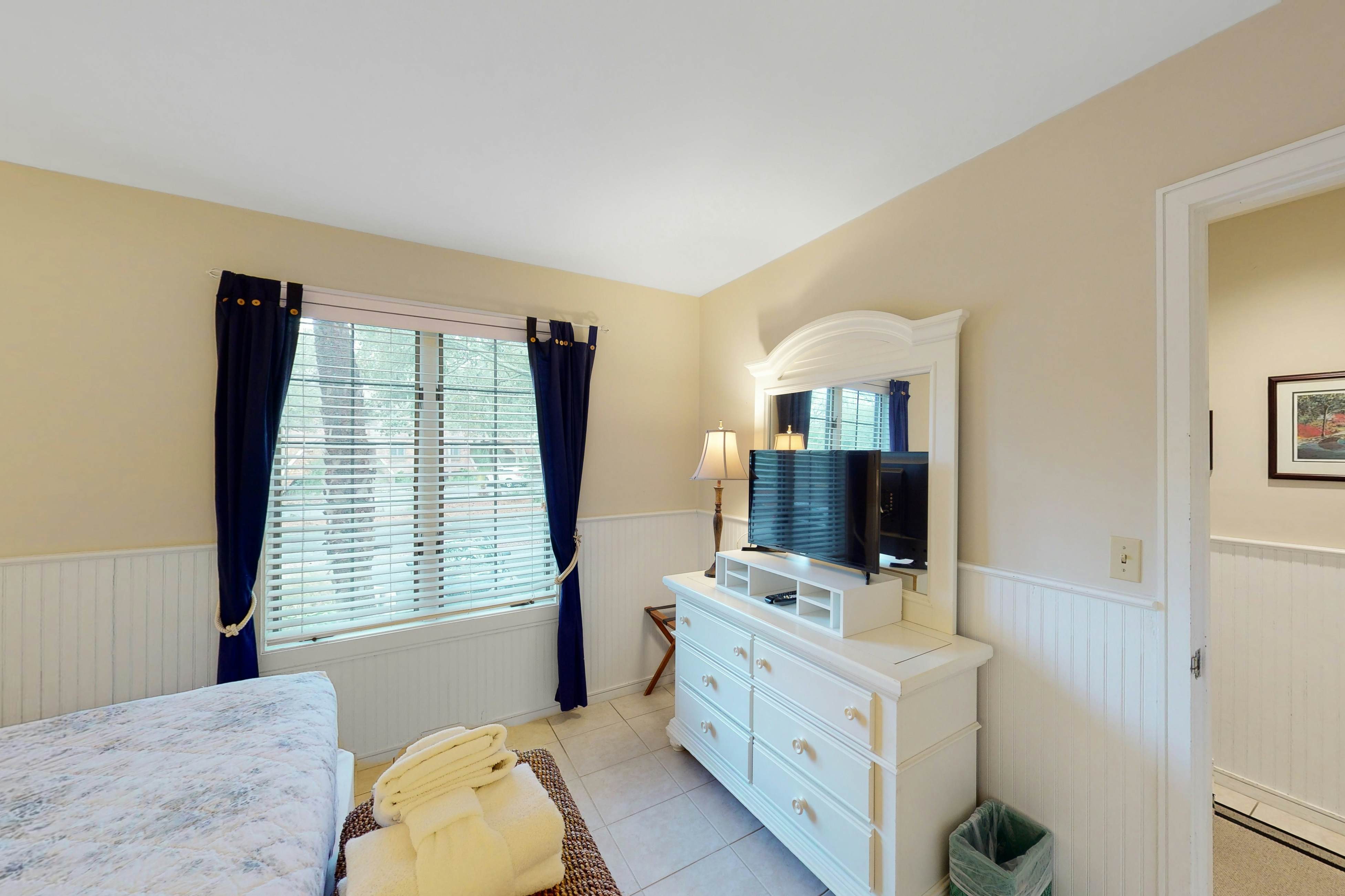 Well-equipped Condo with Screened Porch & Lake View - Near Beach, Dogs Welcome