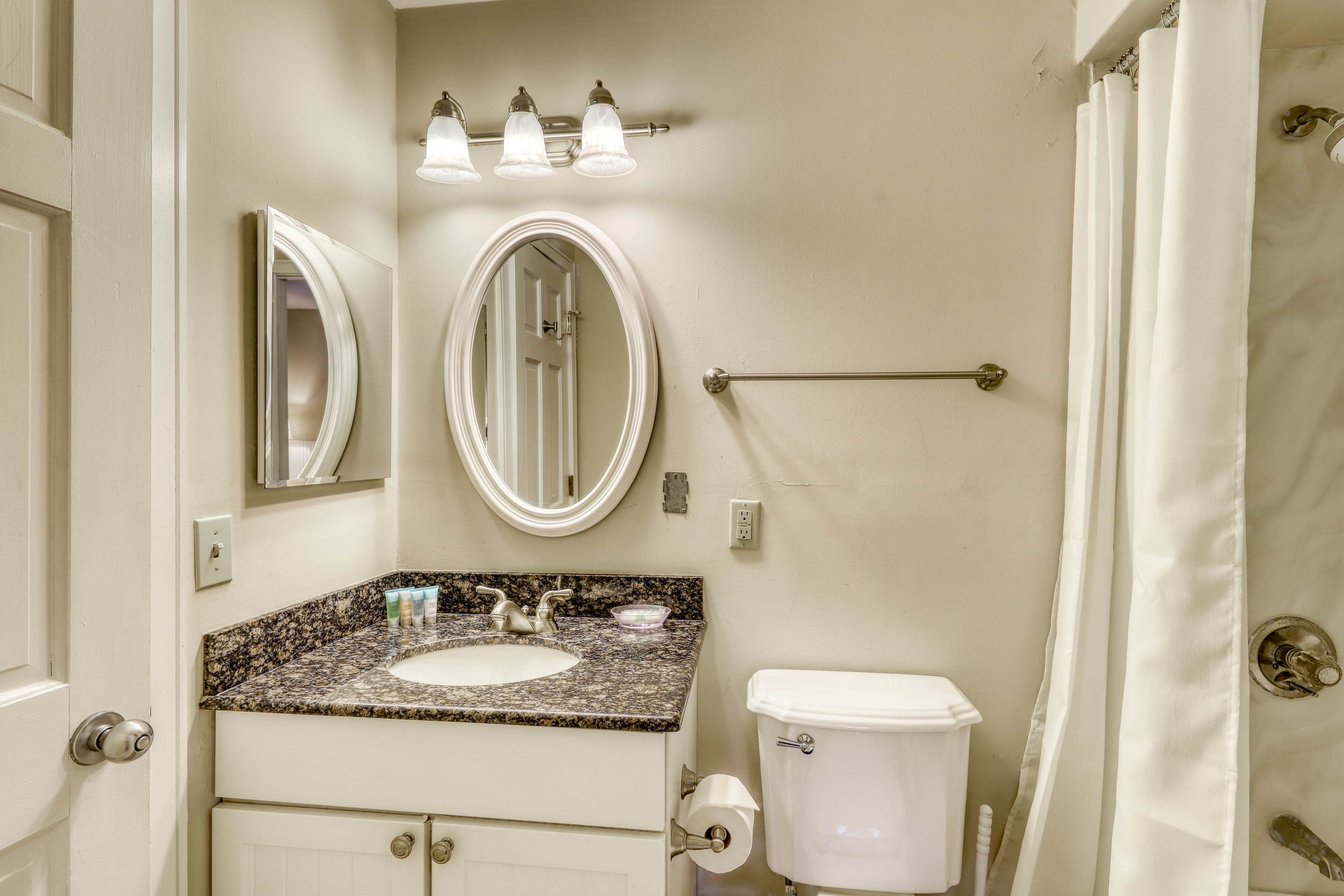 Well-equipped Condo with Screened Porch & Lake View - Near Beach, Dogs Welcome