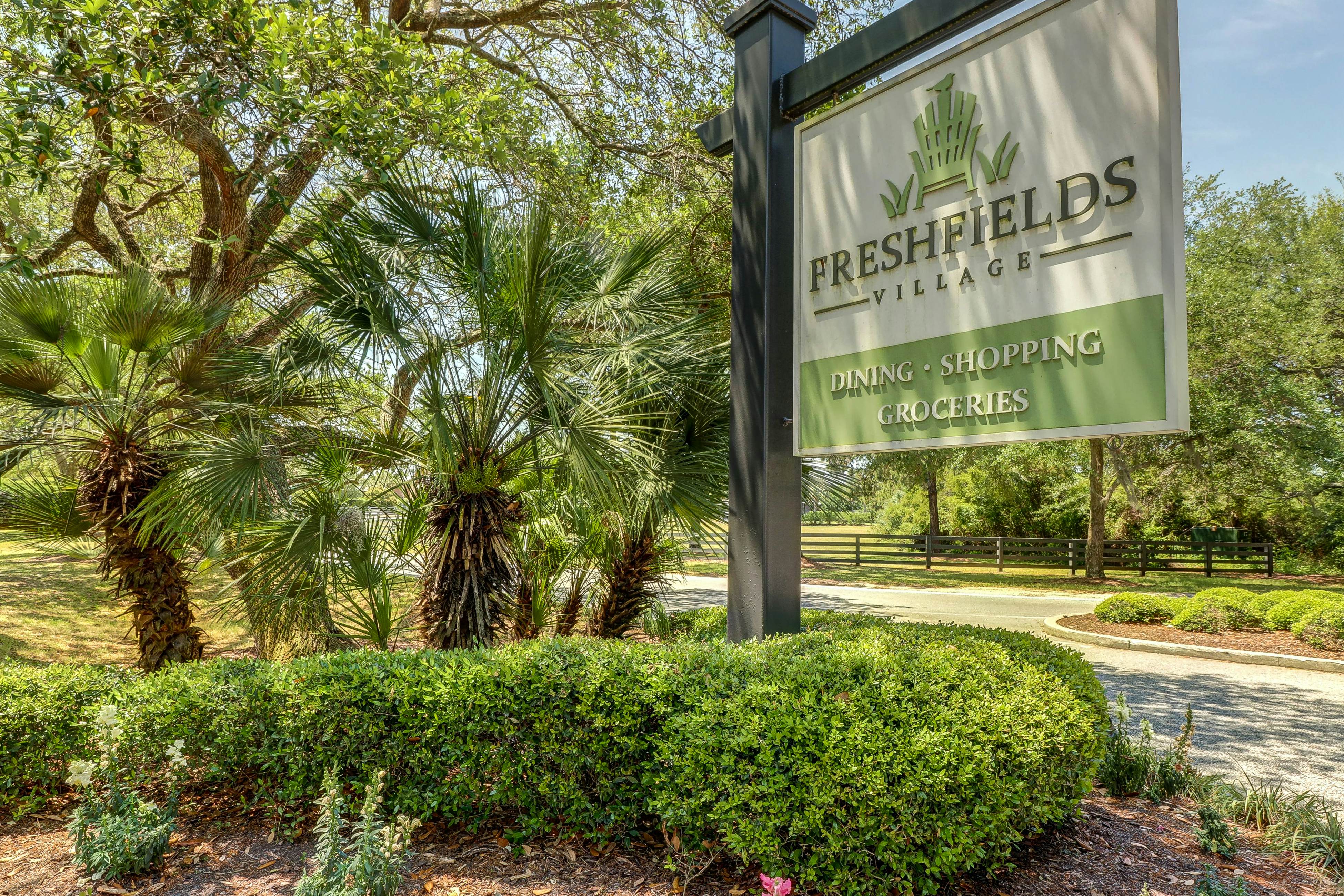 Well-equipped Condo with Screened Porch & Lake View - Near Beach, Dogs Welcome