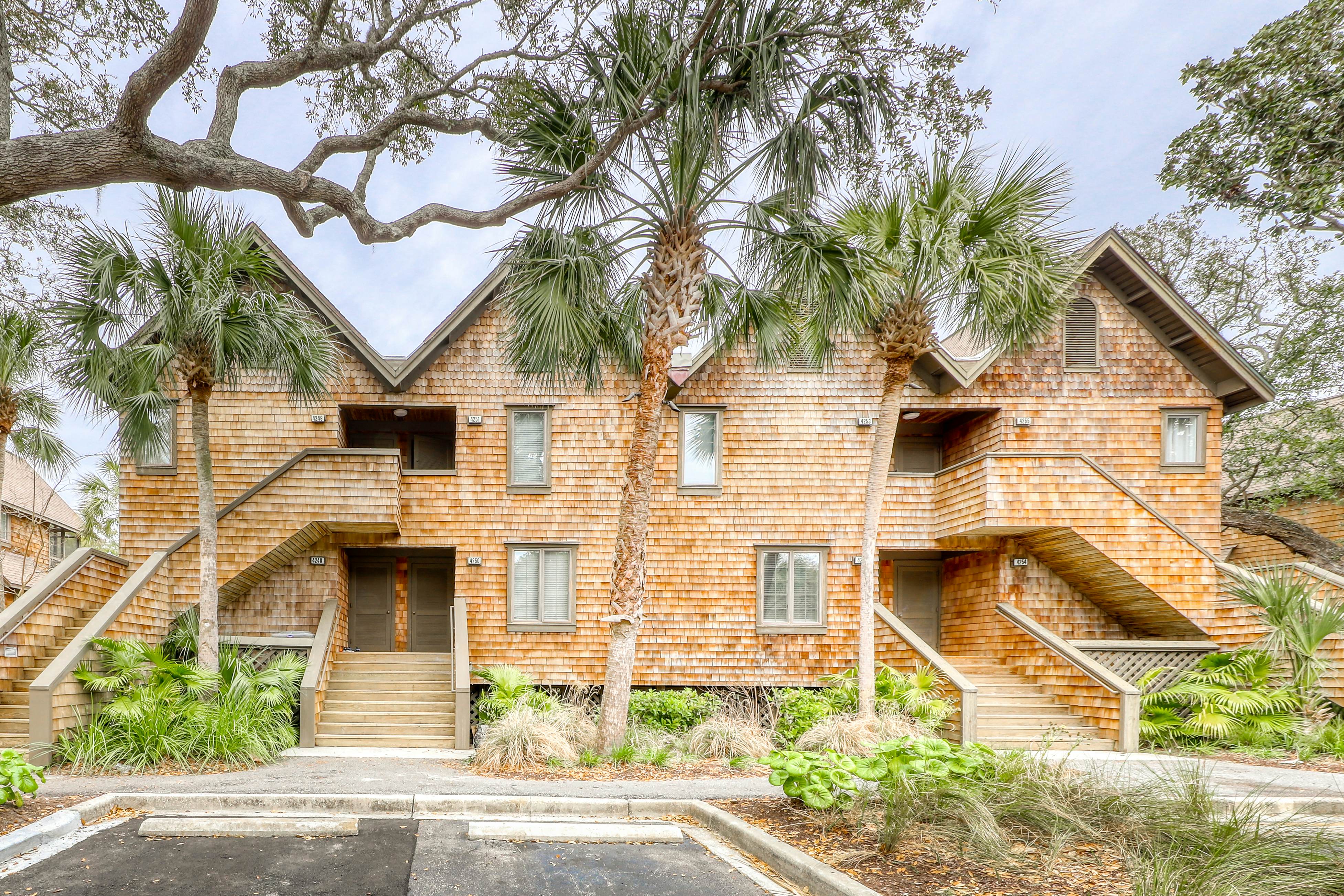 Well-equipped Condo with Screened Porch & Lake View - Near Beach, Dogs Welcome