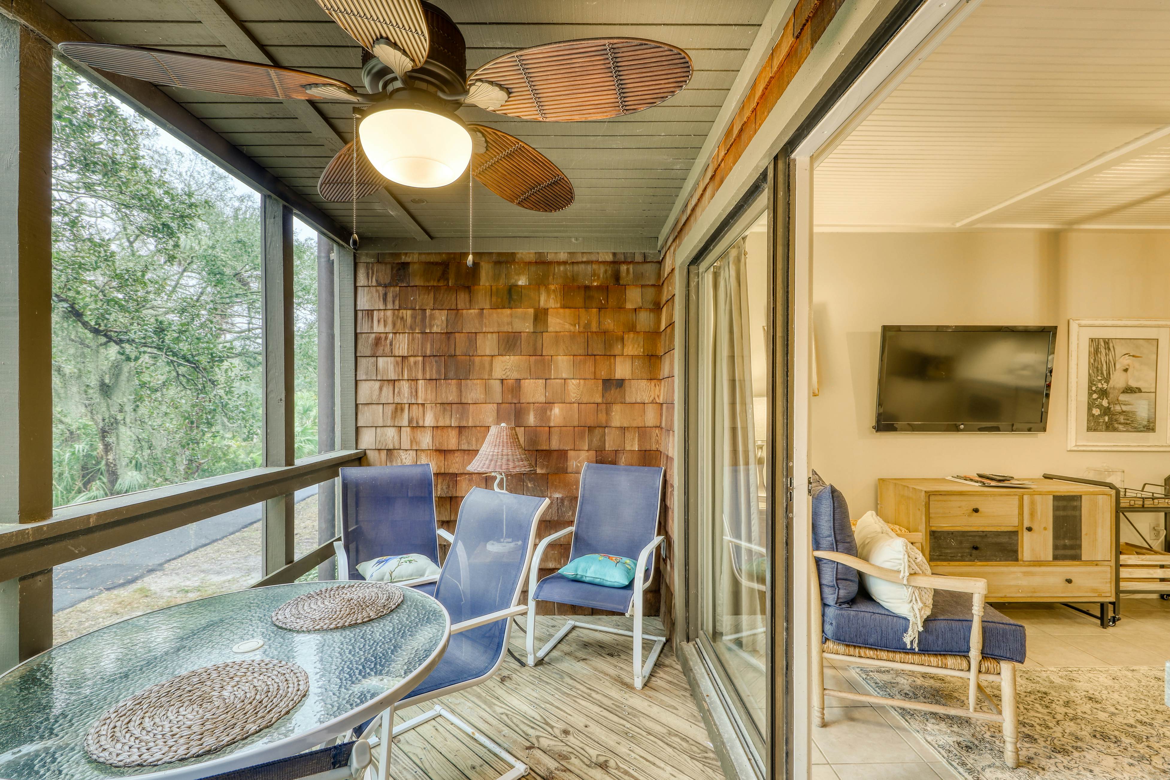 Well-equipped Condo with Screened Porch & Lake View - Near Beach, Dogs Welcome