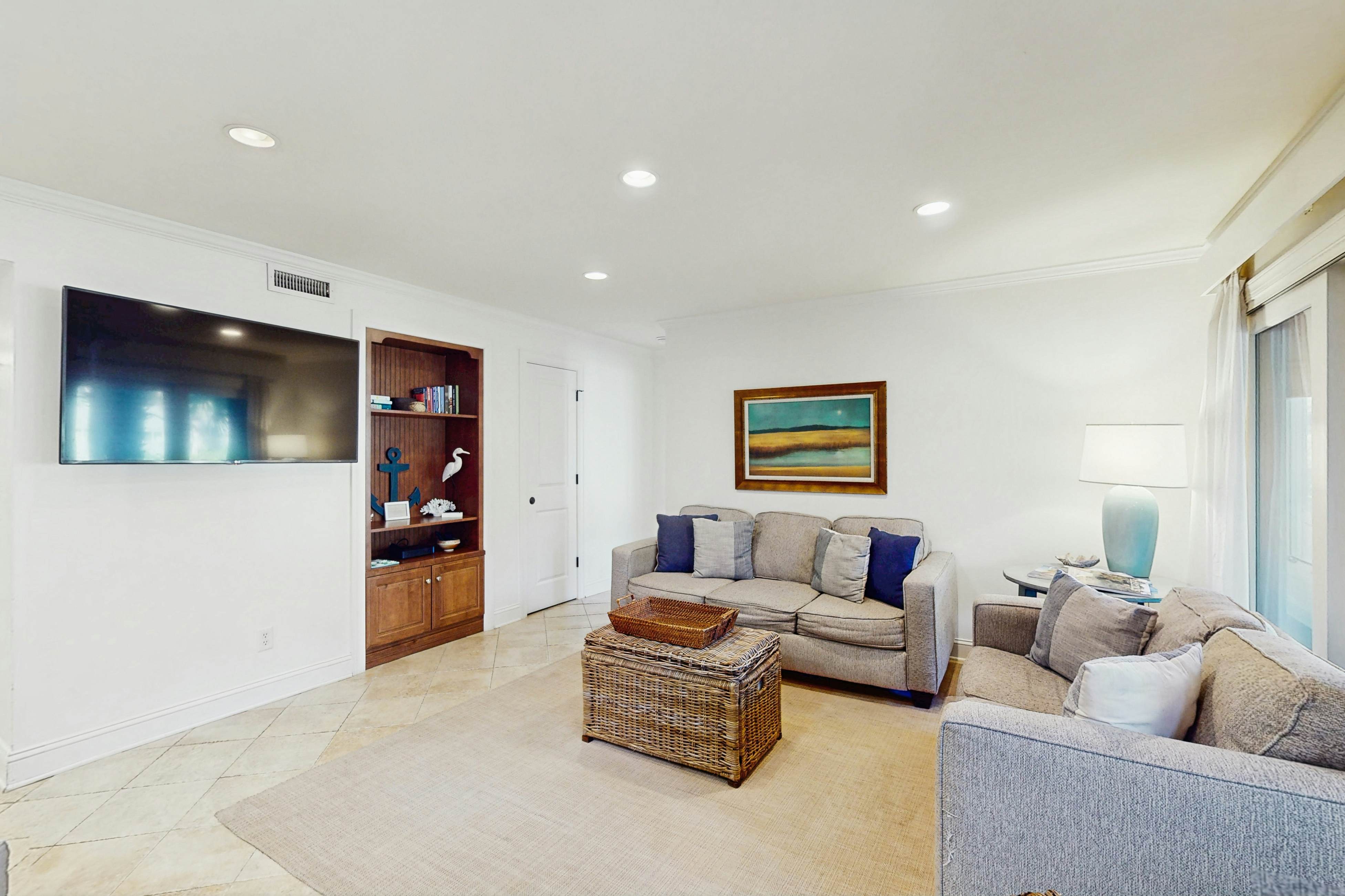 Lagoon-Front Villa w/ Screened Porch, WiFi & AC - Steps to Beach, Tennis & Golf