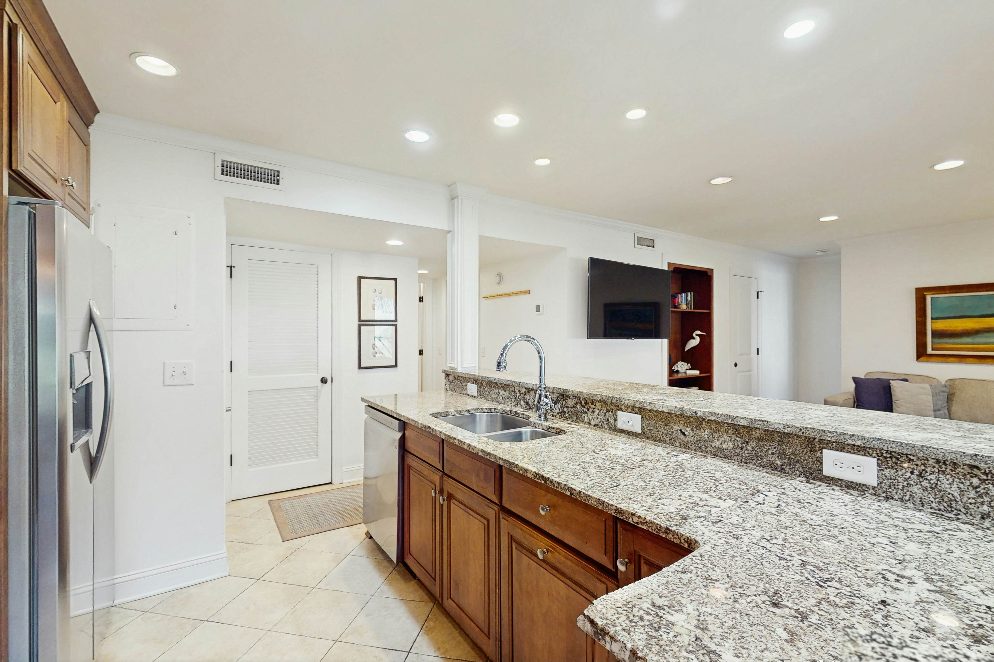 Lagoon-Front Villa w/ Screened Porch, WiFi & AC - Steps to Beach, Tennis & Golf