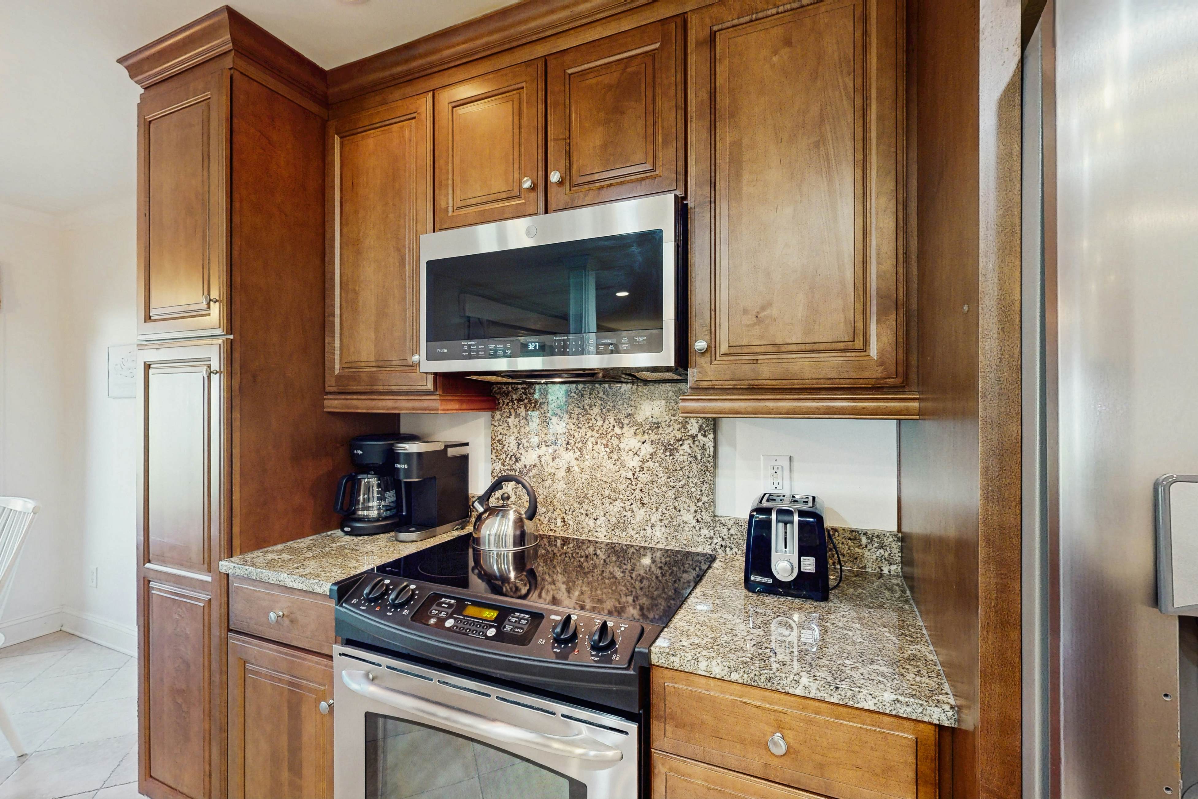 Lagoon-Front Villa w/ Screened Porch, WiFi & AC - Steps to Beach, Tennis & Golf