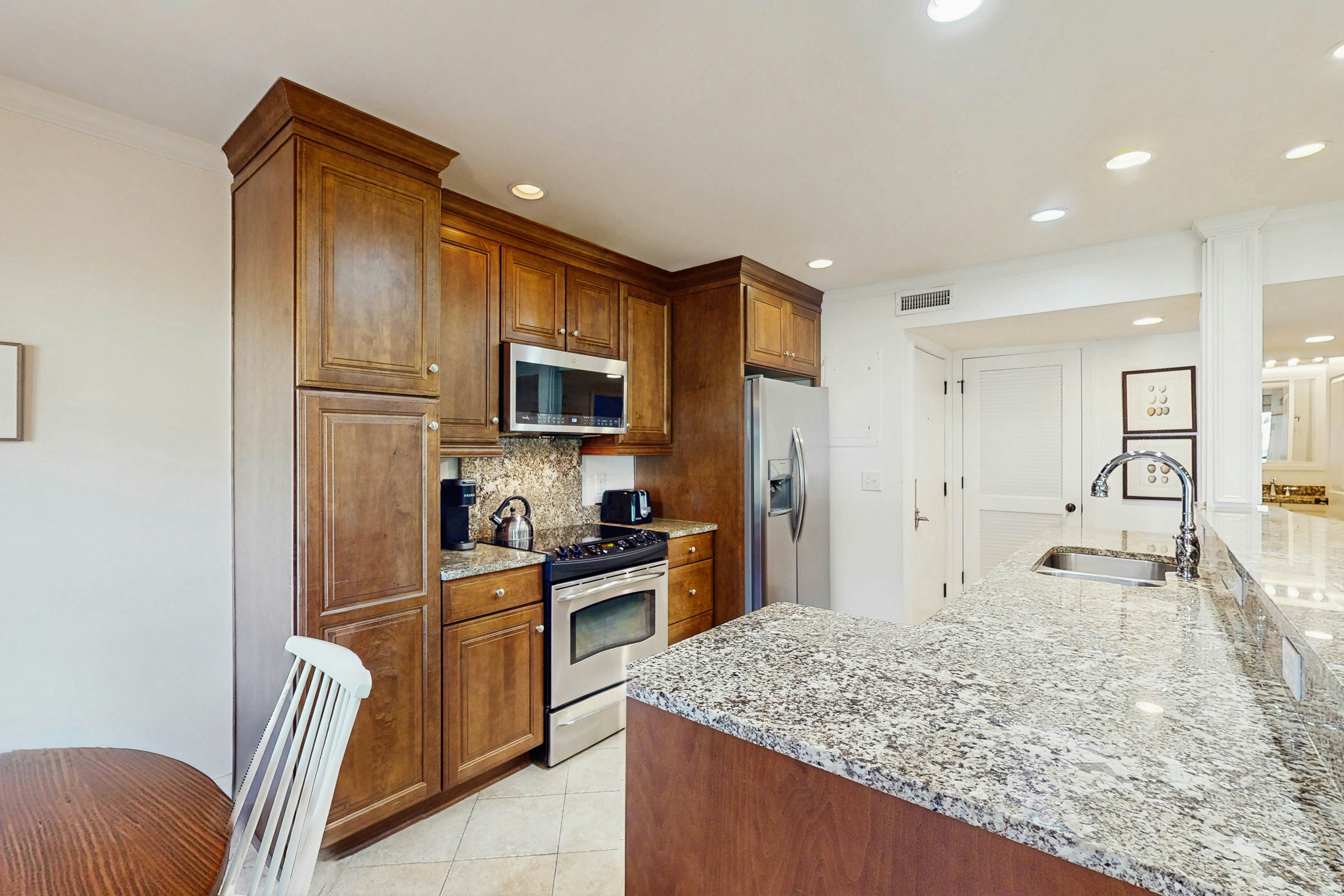 Lagoon-Front Villa w/ Screened Porch, WiFi & AC - Steps to Beach, Tennis & Golf