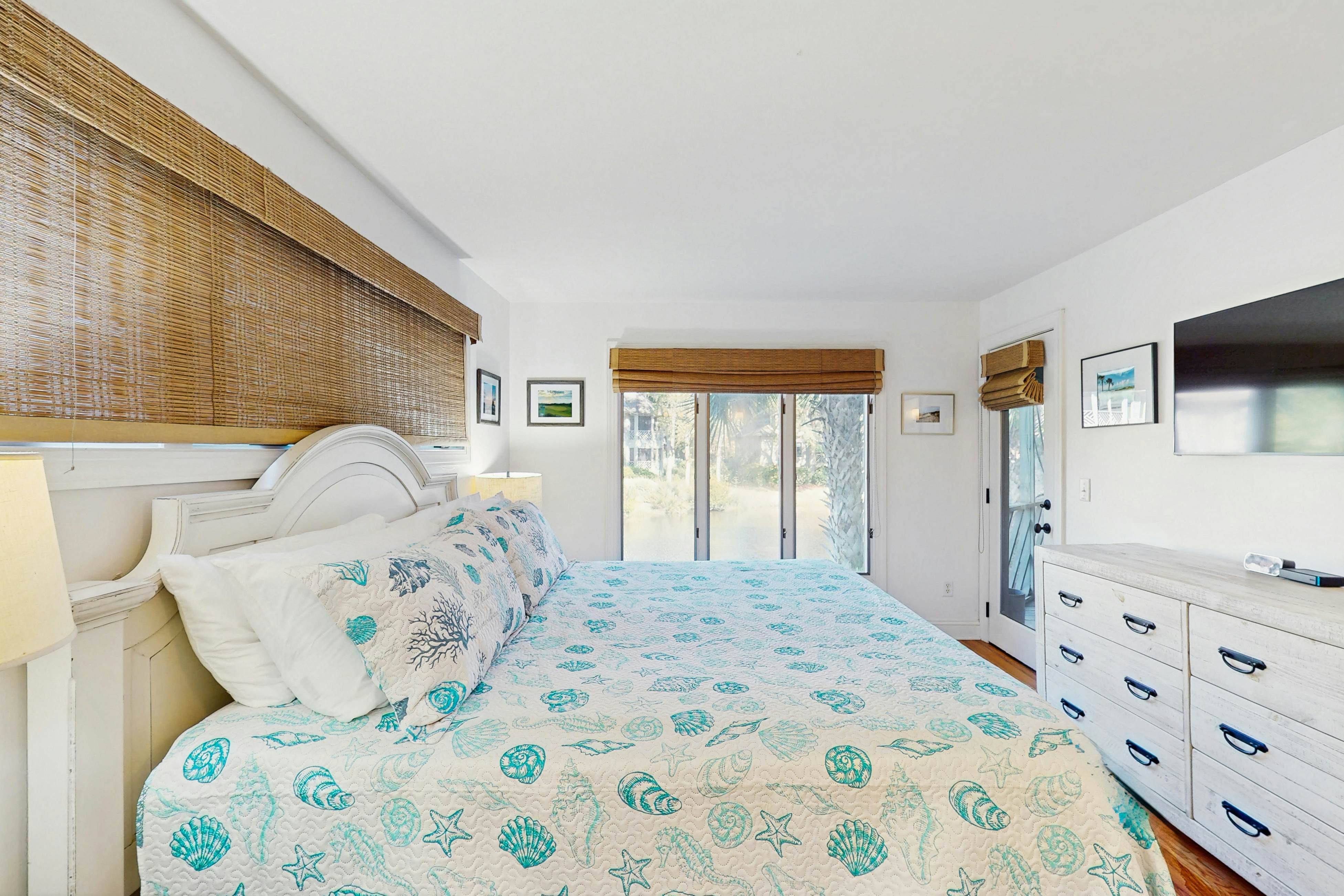 Lagoon-Front Villa w/ Screened Porch, WiFi & AC - Steps to Beach, Tennis & Golf