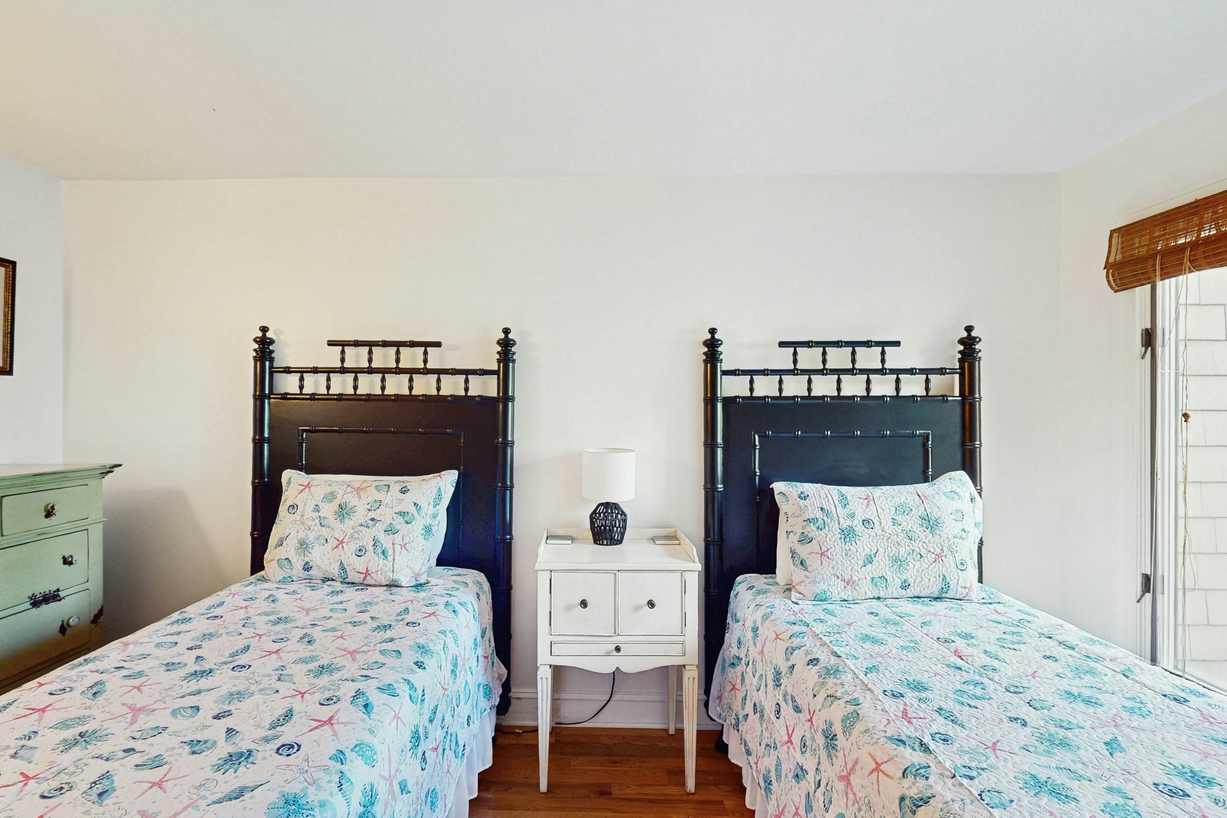 Lagoon-Front Villa w/ Screened Porch, WiFi & AC - Steps to Beach, Tennis & Golf