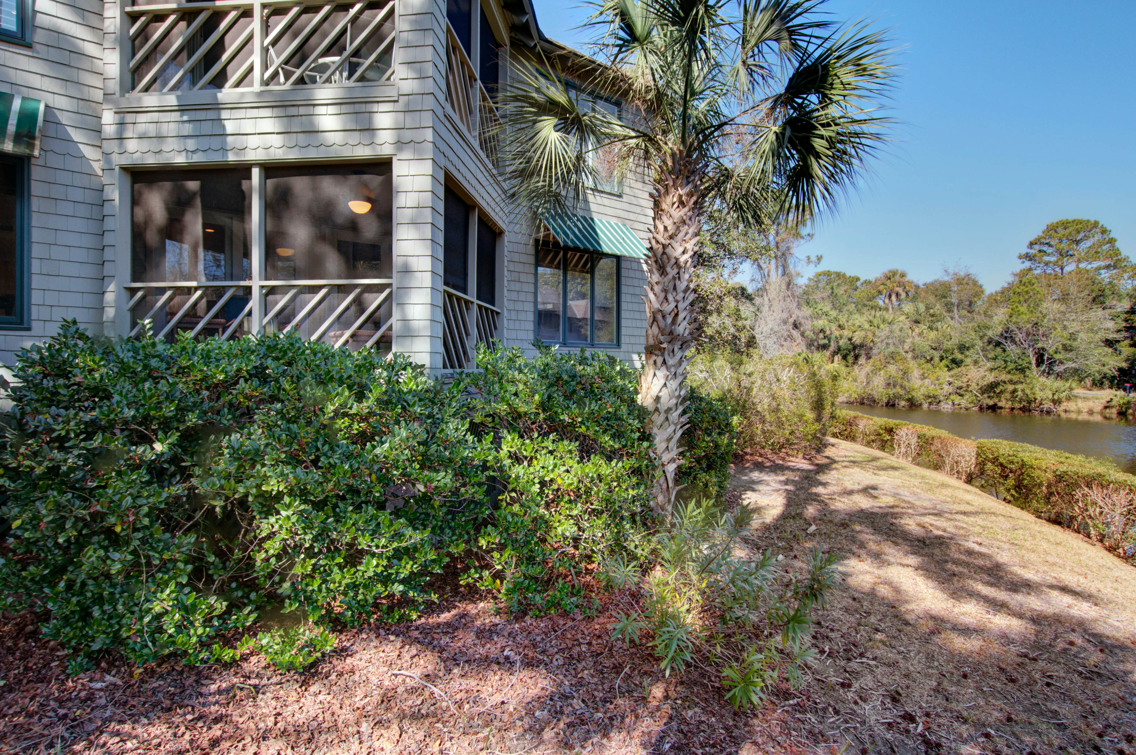 Lagoon-Front Villa w/ Screened Porch, WiFi & AC - Steps to Beach, Tennis & Golf