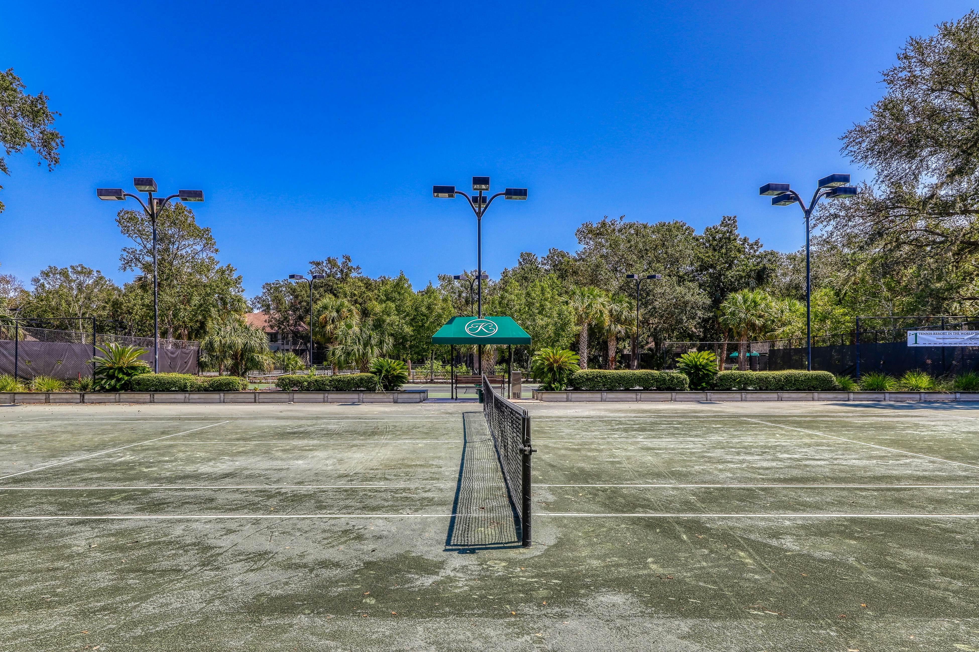 Lagoon-Front Villa w/ Screened Porch, WiFi & AC - Steps to Beach, Tennis & Golf