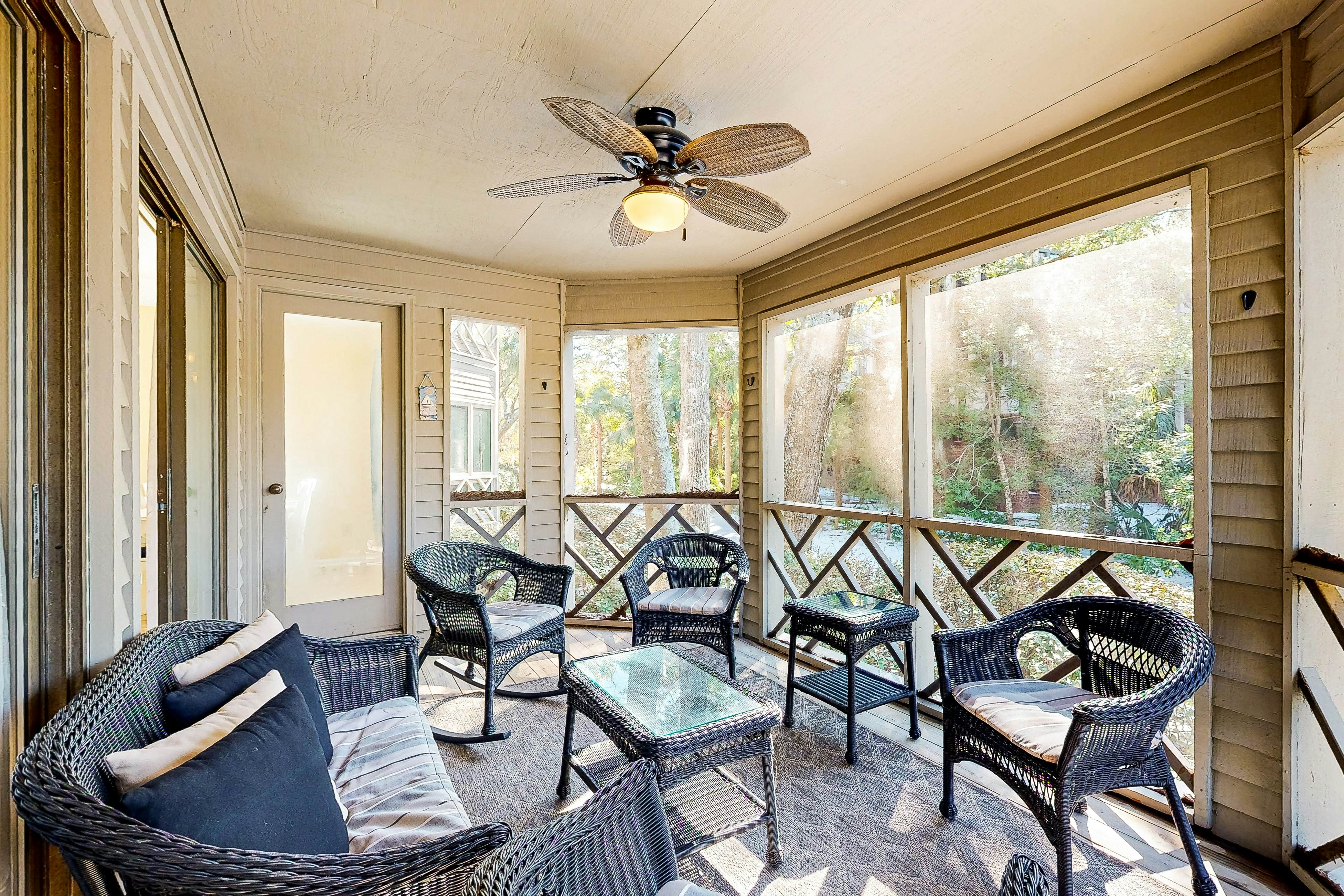 Waterfront Family Retreat with Pond Views - Close to Tennis and Golf - Dogs Welcome