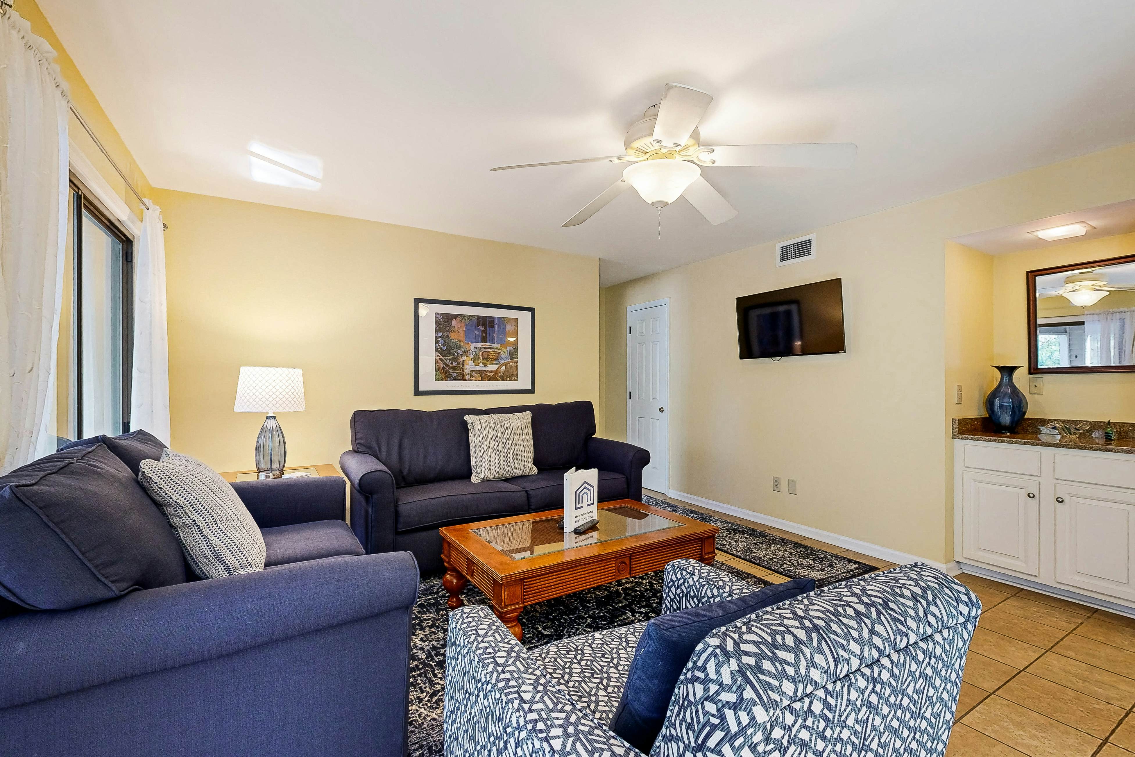 Waterfront Family Retreat with Pond Views - Close to Tennis and Golf - Dogs Welcome