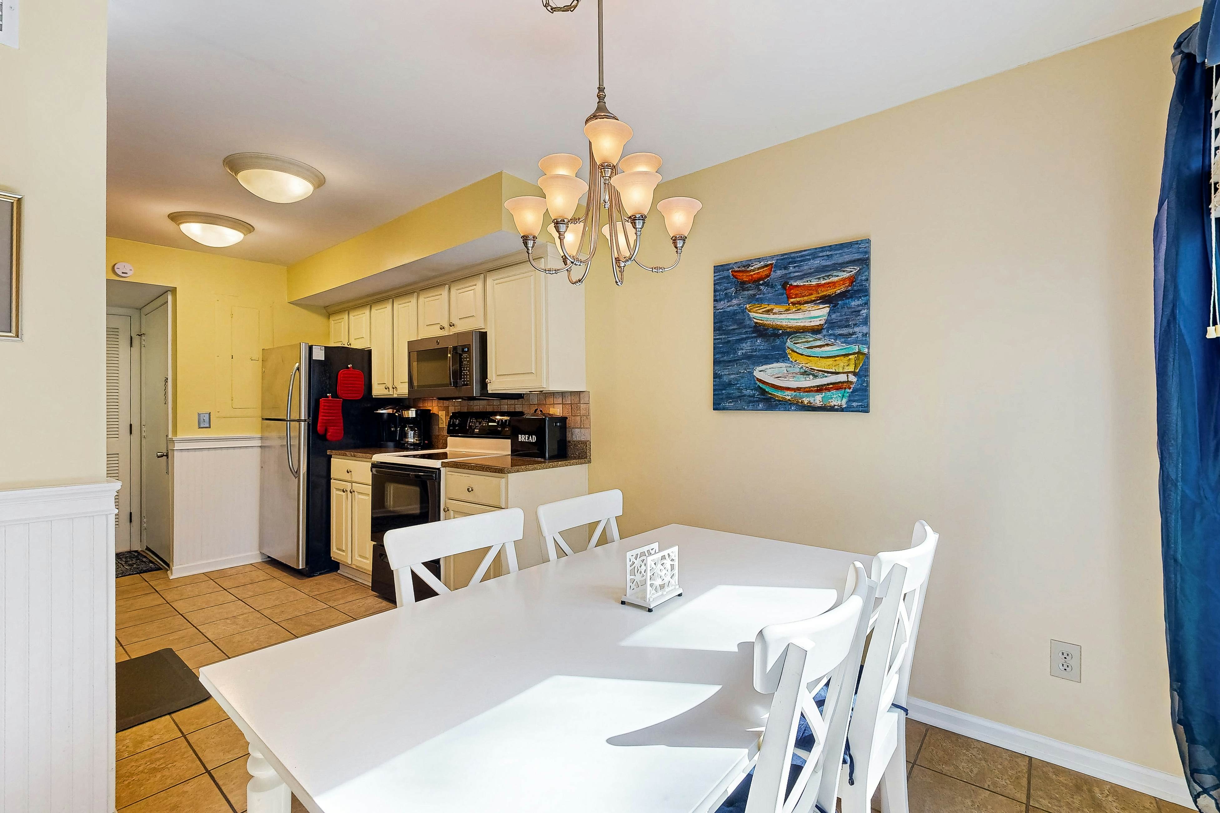 Waterfront Family Retreat with Pond Views - Close to Tennis and Golf - Dogs Welcome