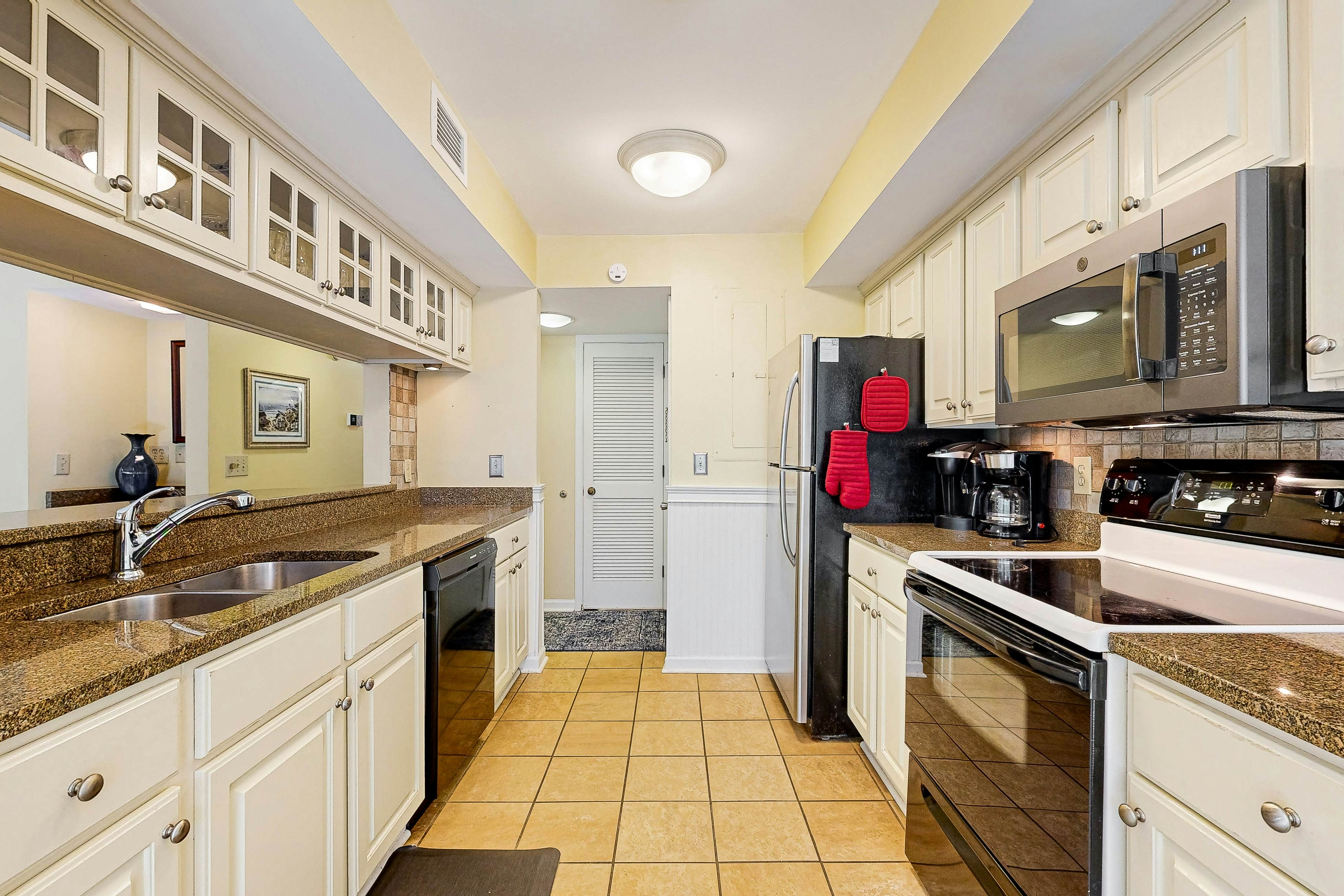 Waterfront Family Retreat with Pond Views - Close to Tennis and Golf - Dogs Welcome