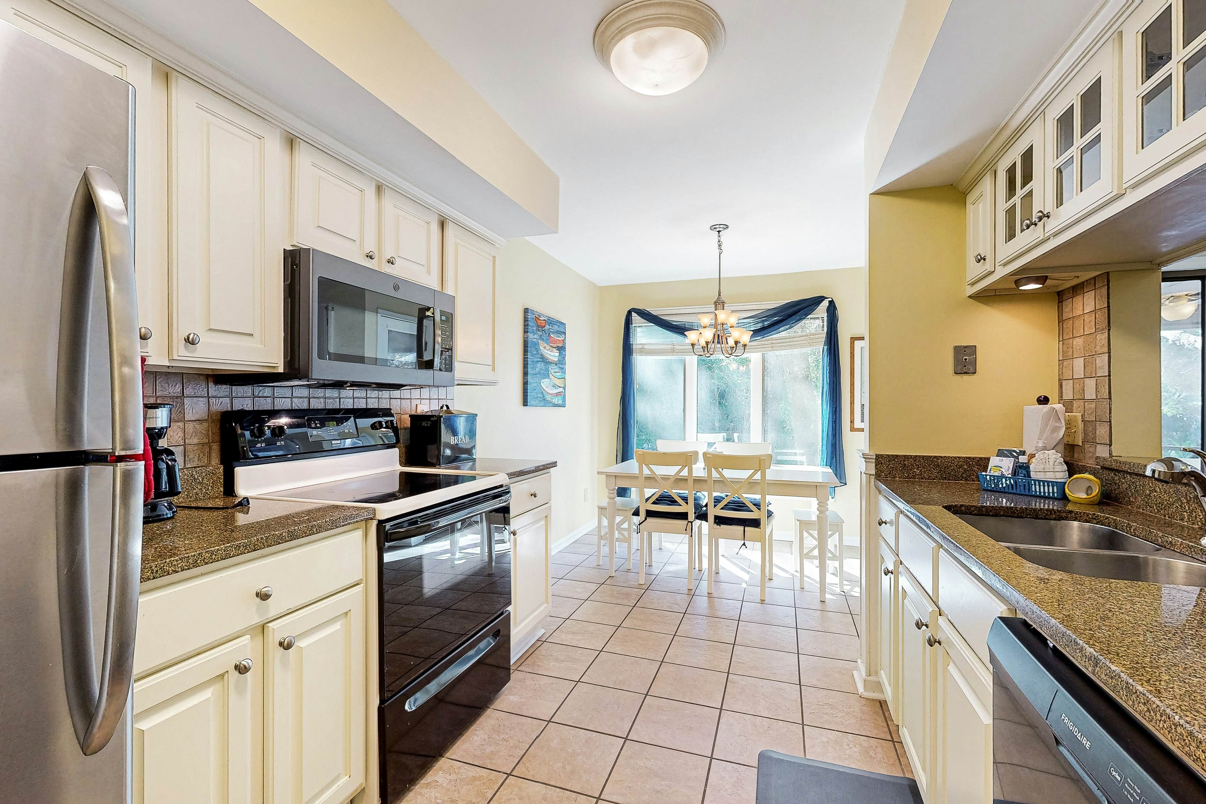 Waterfront Family Retreat with Pond Views - Close to Tennis and Golf - Dogs Welcome